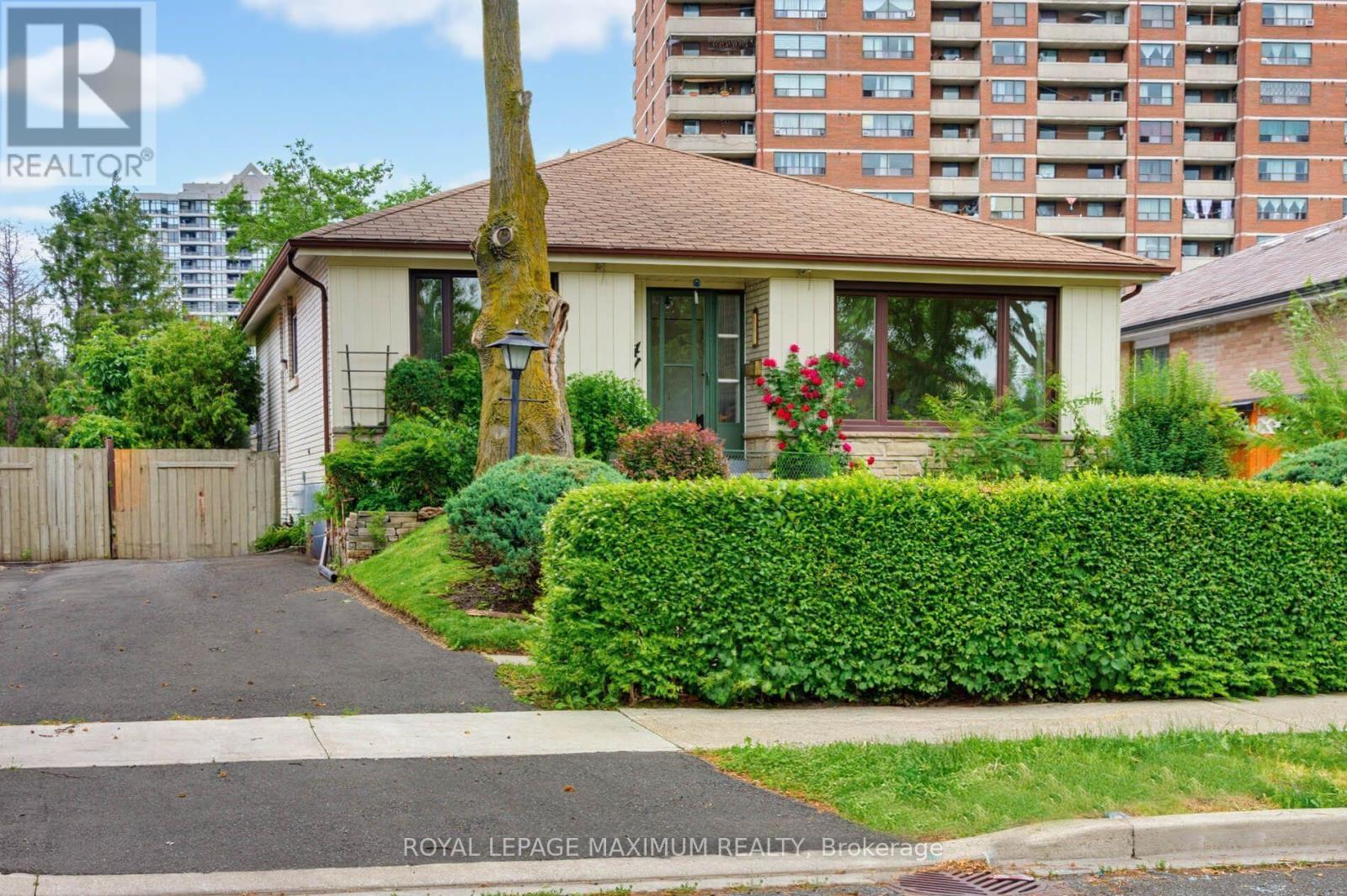












41 STRATHAVON DRIVE

,
Toronto,




Ontario
M9V2H4

