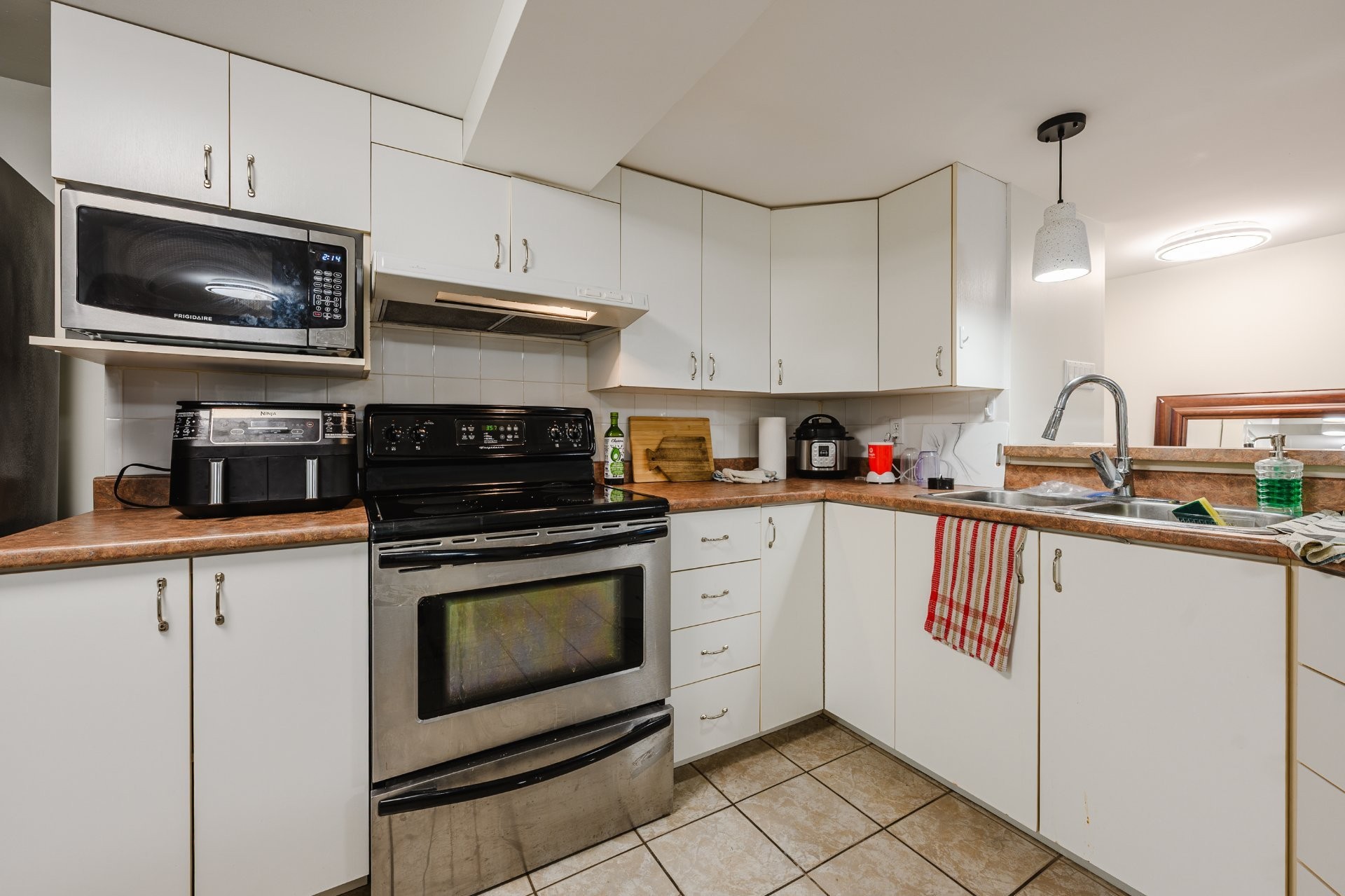 









2175


Rue Tremblay

,
Longueuil (Saint-Hubert),




QC
J3Y4B8

