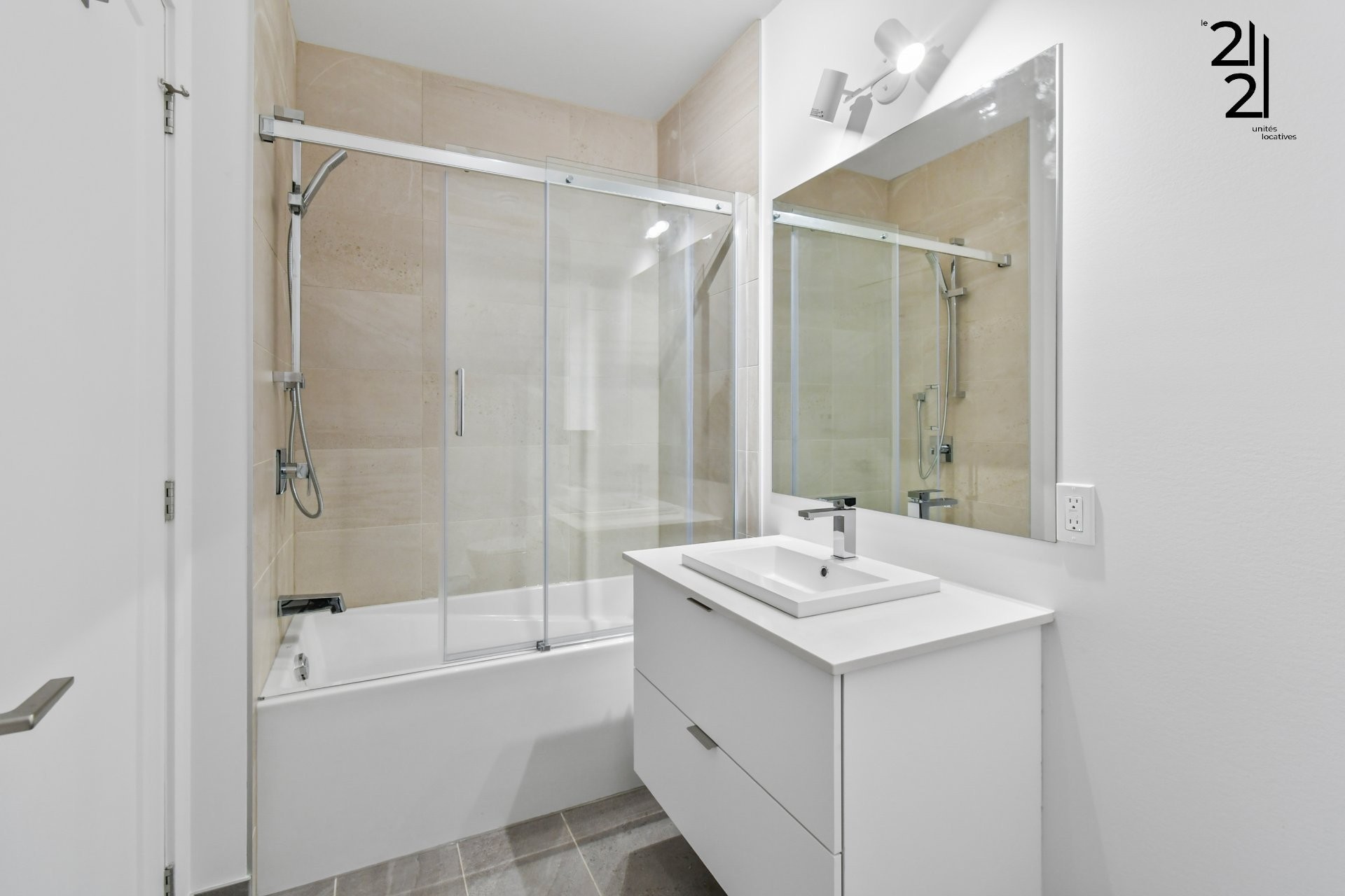









2121


Av. Papineau

, 208,
Montréal (Ville-Marie),




QC
H2K0E6

