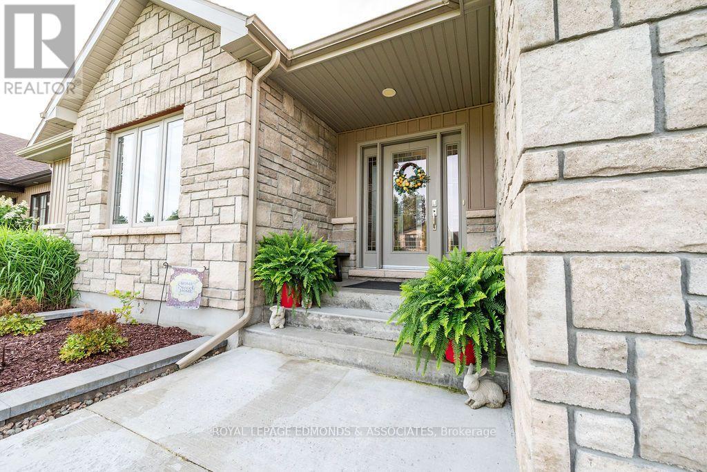 












10 NOBLE CRESCENT

,
Petawawa,




Ontario
K8H0G1

