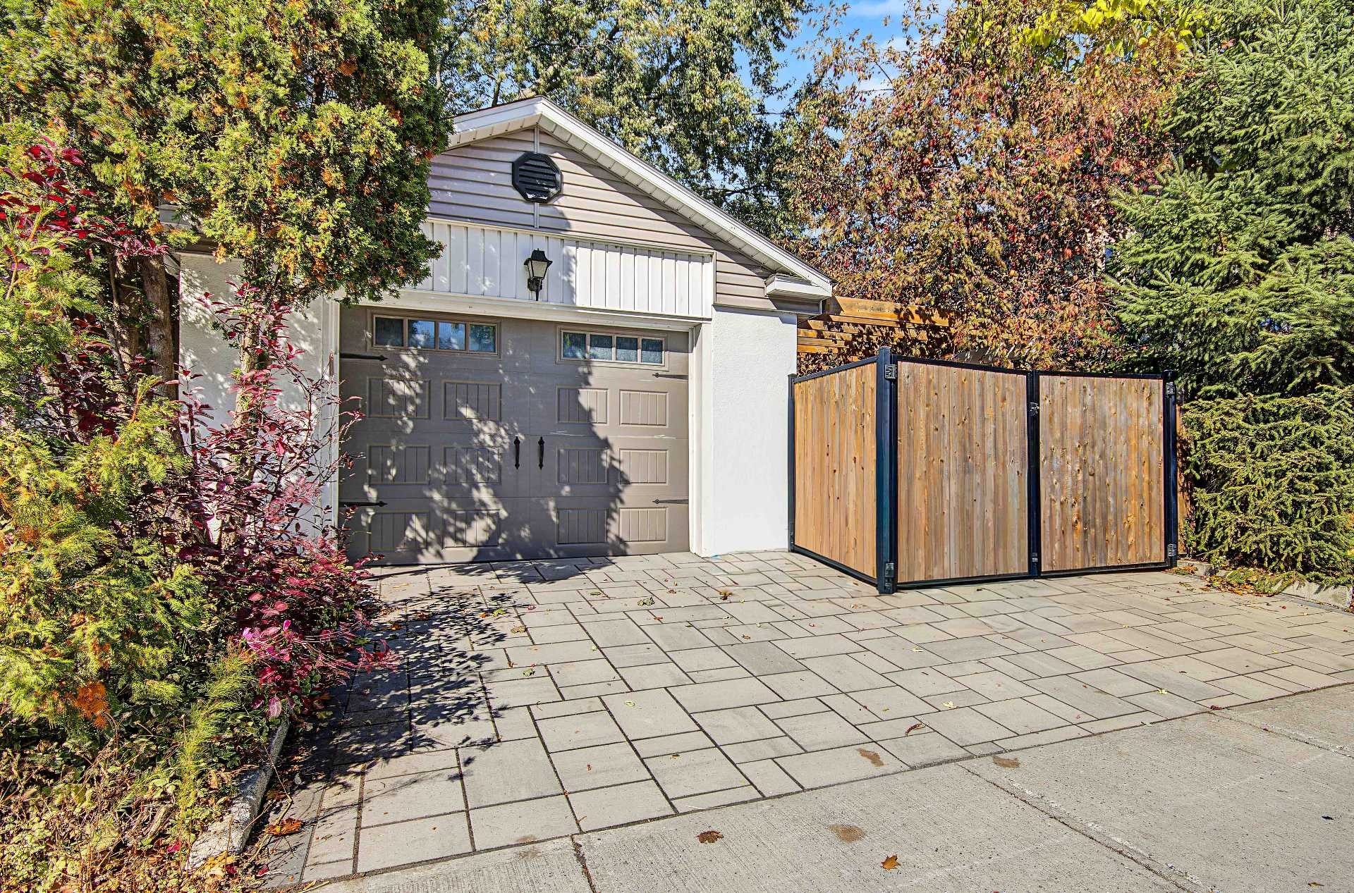 









230


Rue Lareau

,
Longueuil (Le Vieux-Longueuil),




QC
J4H3T4

