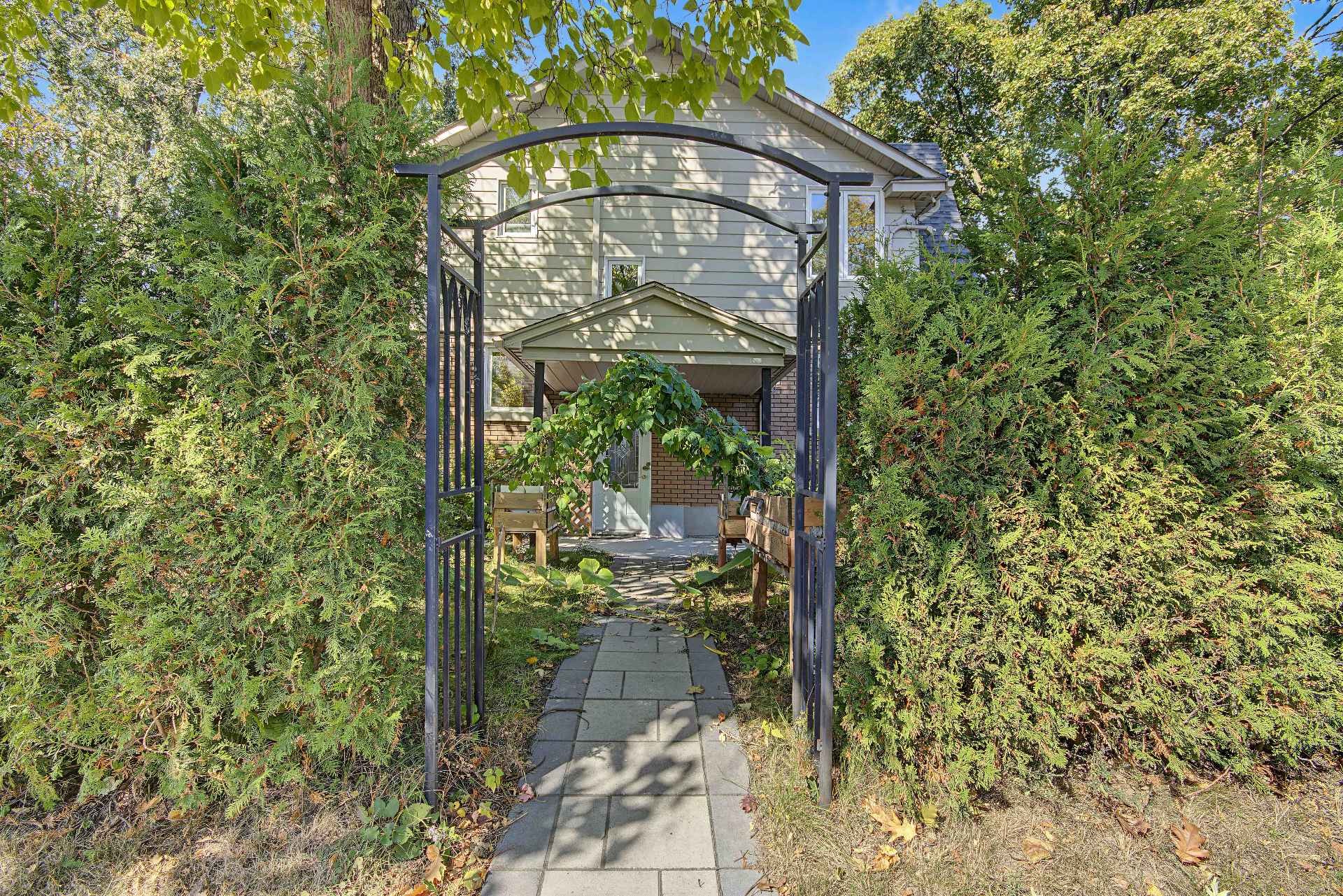 









230


Rue Lareau

,
Longueuil (Le Vieux-Longueuil),




QC
J4H3T4

