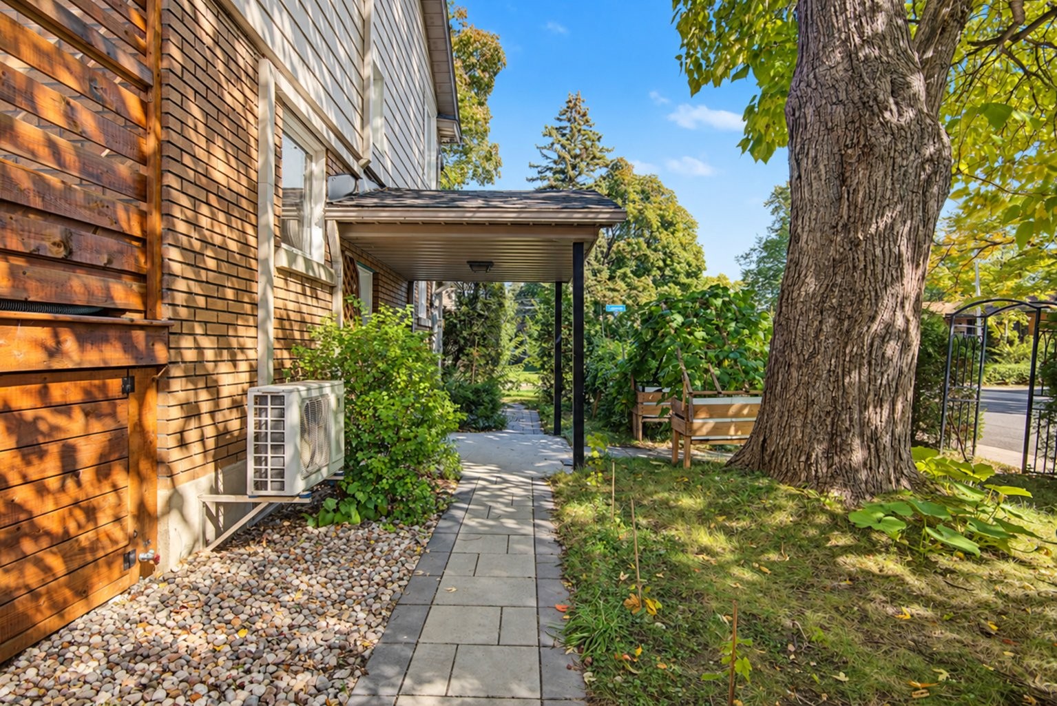 









230


Rue Lareau

,
Longueuil (Le Vieux-Longueuil),




QC
J4H3T4

