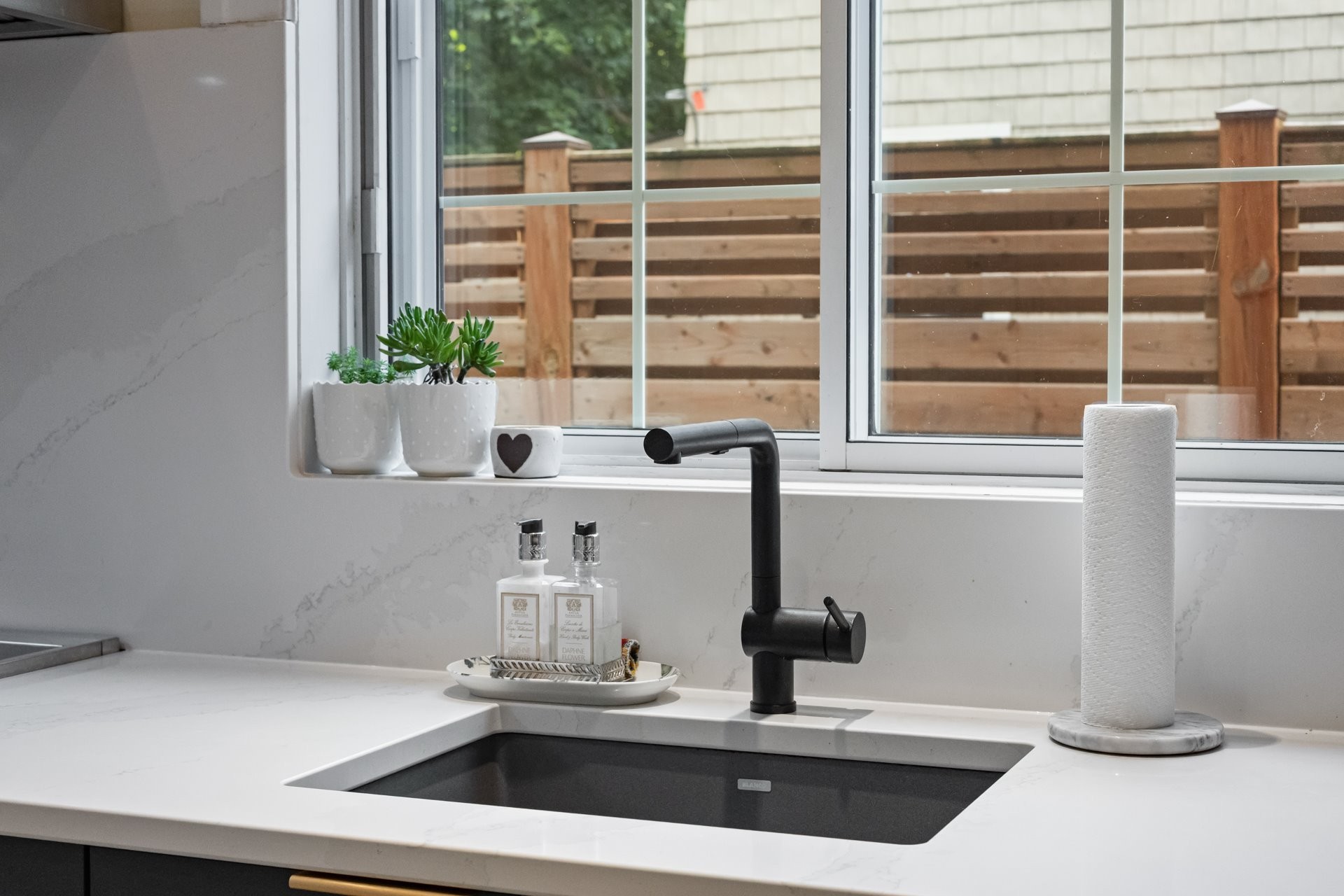 









202


Av. Ballantyne N.

,
Montréal-Ouest,




QC
H4X2C2

