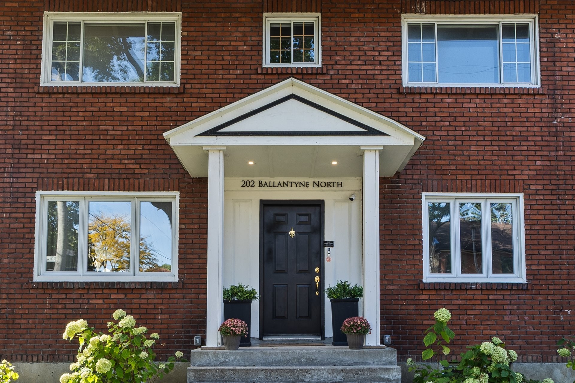 









202


Av. Ballantyne N.

,
Montréal-Ouest,




QC
H4X2C2

