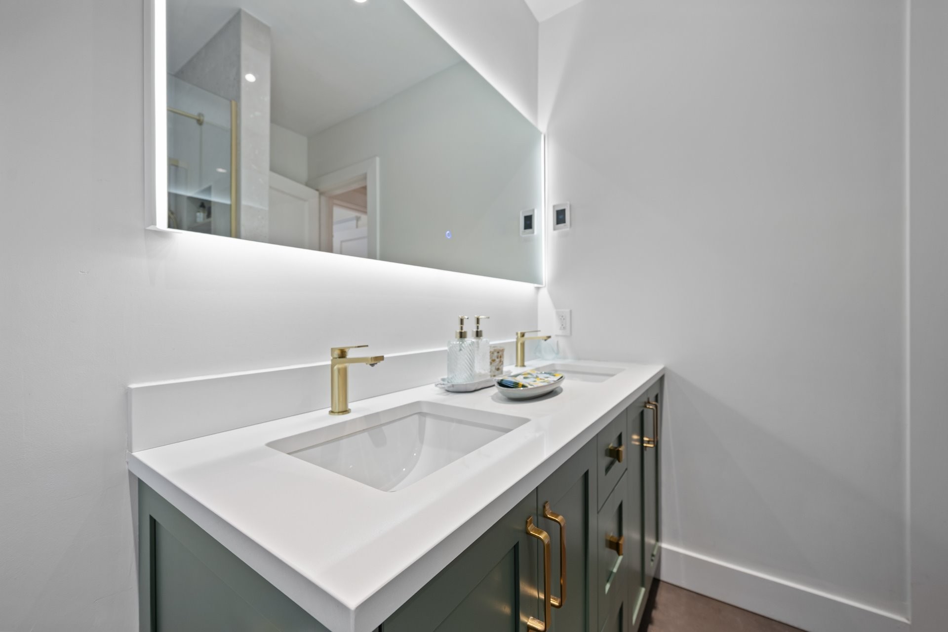 









202


Av. Ballantyne N.

,
Montréal-Ouest,




QC
H4X2C2

