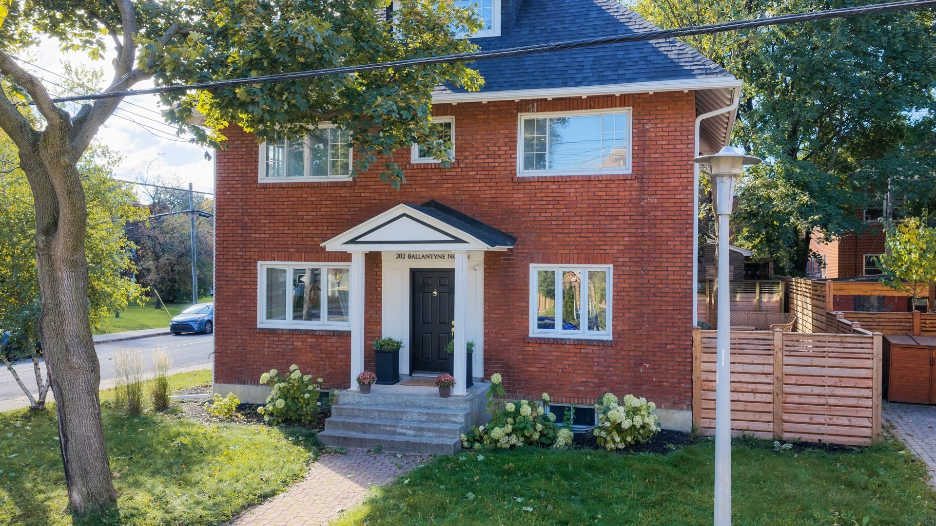 









202


Av. Ballantyne N.

,
Montréal-Ouest,




QC
H4X2C2

