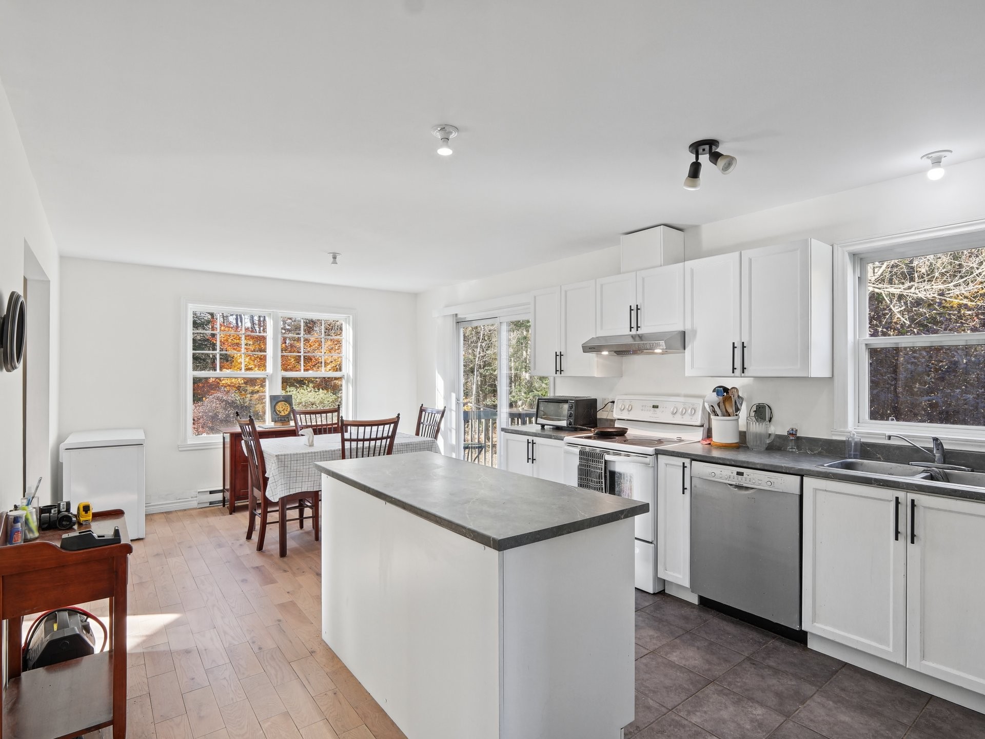 









2765


Rue du Manège

,
Hatley - Canton,




QC
J0B2C0

