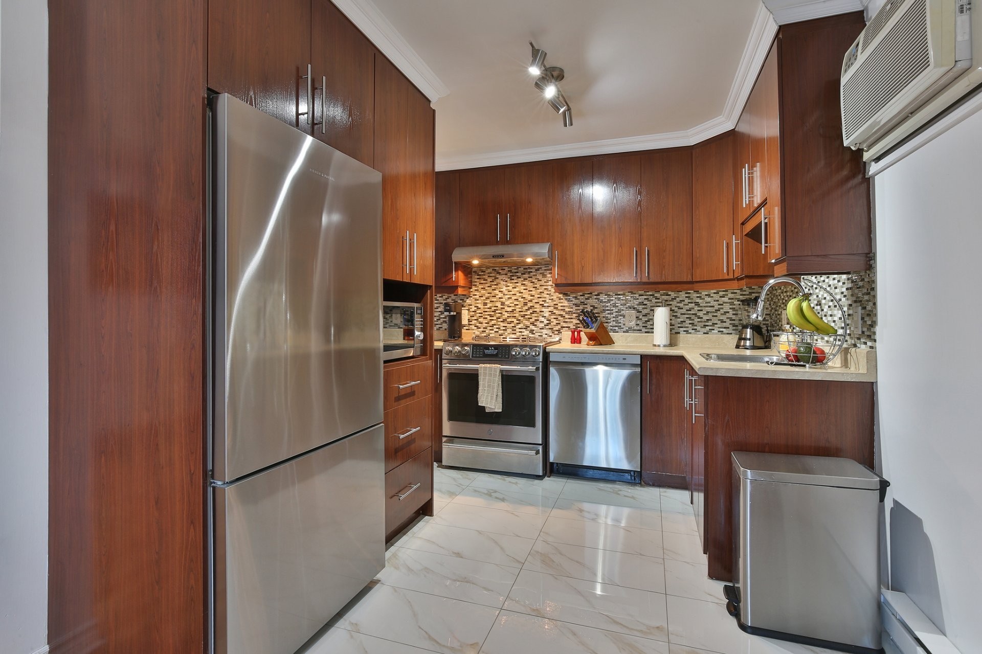 









572


Boul. St-Luc

, 102,
Saint-Jean-sur-Richelieu,




QC
J2W0B9

