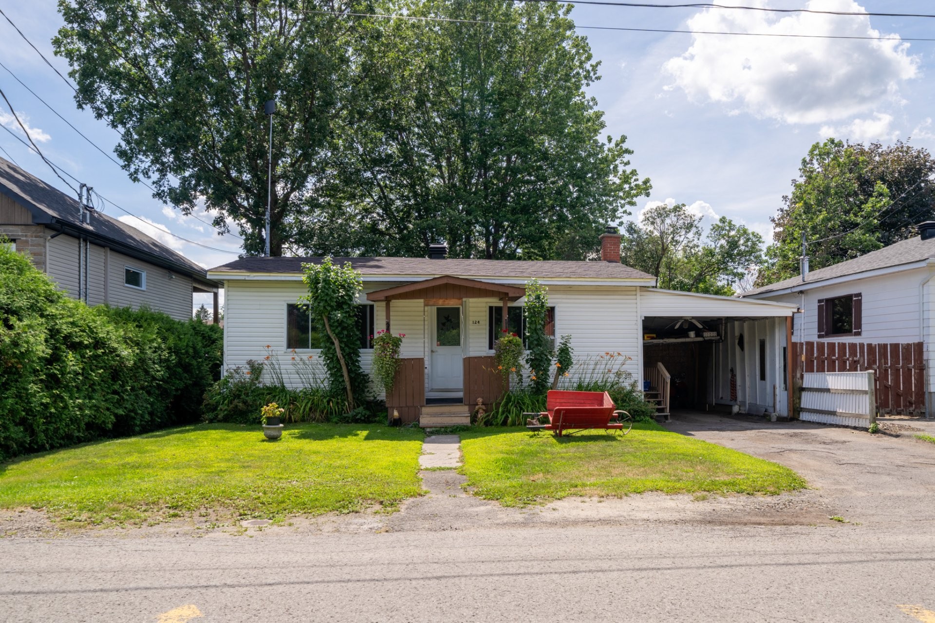 









124


36e Avenue

,
Sainte-Marthe-sur-le-Lac,




QC
J0N1P0

