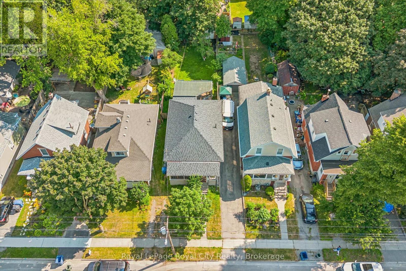












22 BOULT AVENUE

,
Guelph (St. Patrick's Ward),




Ontario
N1E5W7

