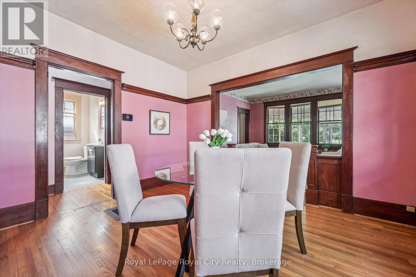 












22 BOULT AVENUE

,
Guelph (St. Patrick's Ward),




Ontario
N1E5W7

