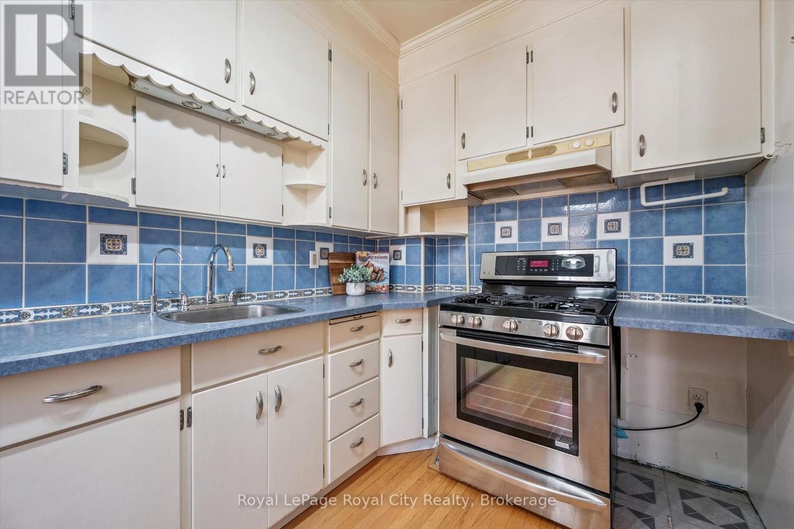 












22 BOULT AVENUE

,
Guelph (St. Patrick's Ward),




Ontario
N1E5W7

