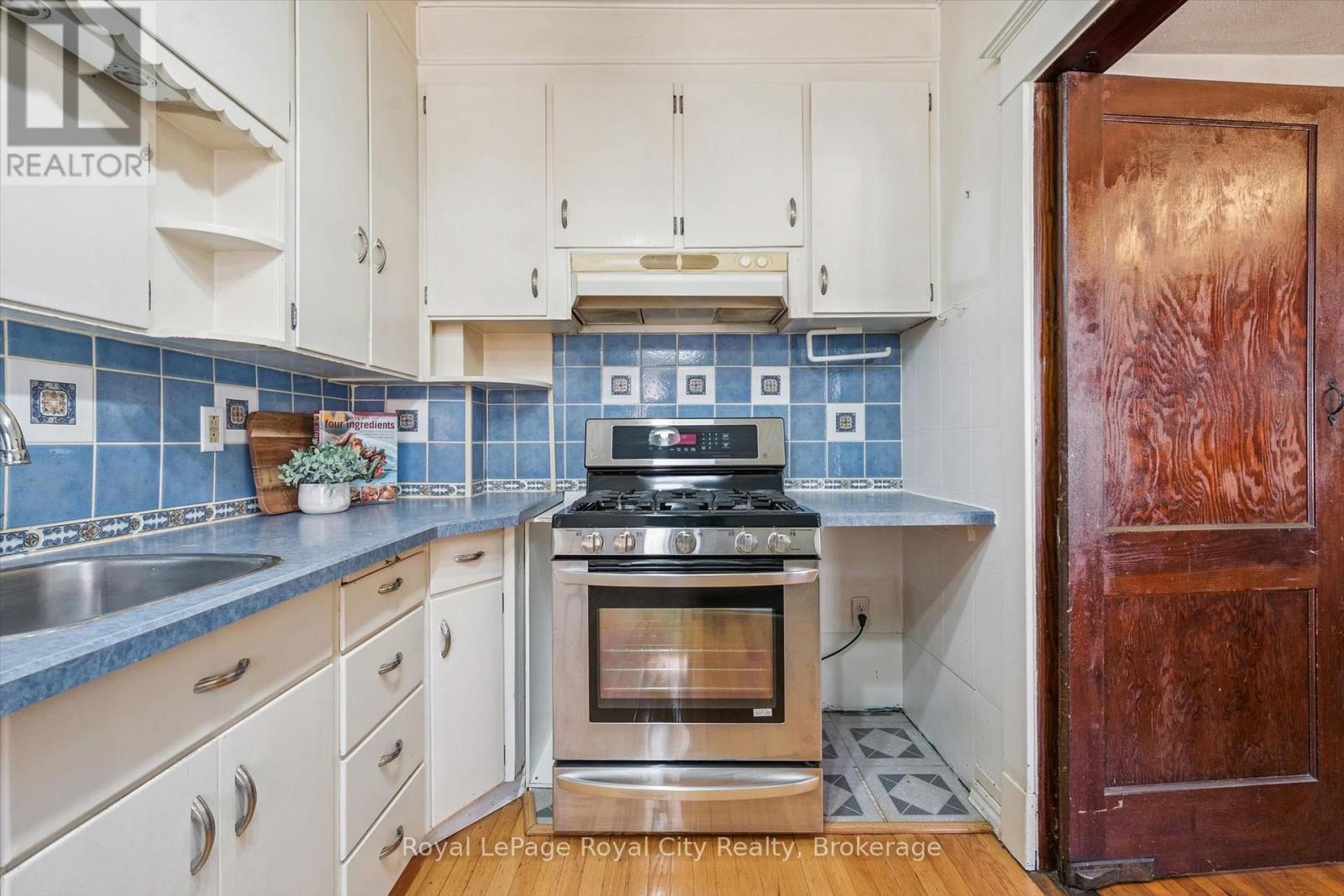 












22 BOULT AVENUE

,
Guelph (St. Patrick's Ward),




Ontario
N1E5W7


