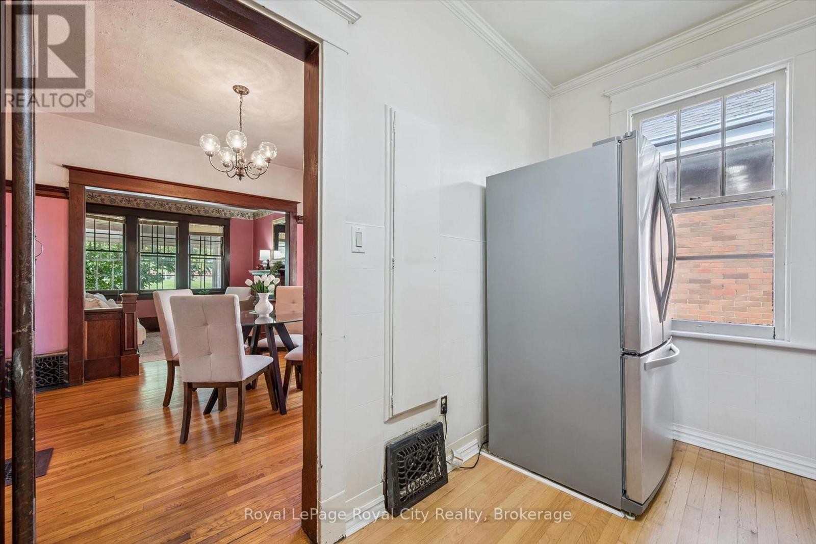 












22 BOULT AVENUE

,
Guelph (St. Patrick's Ward),




Ontario
N1E5W7

