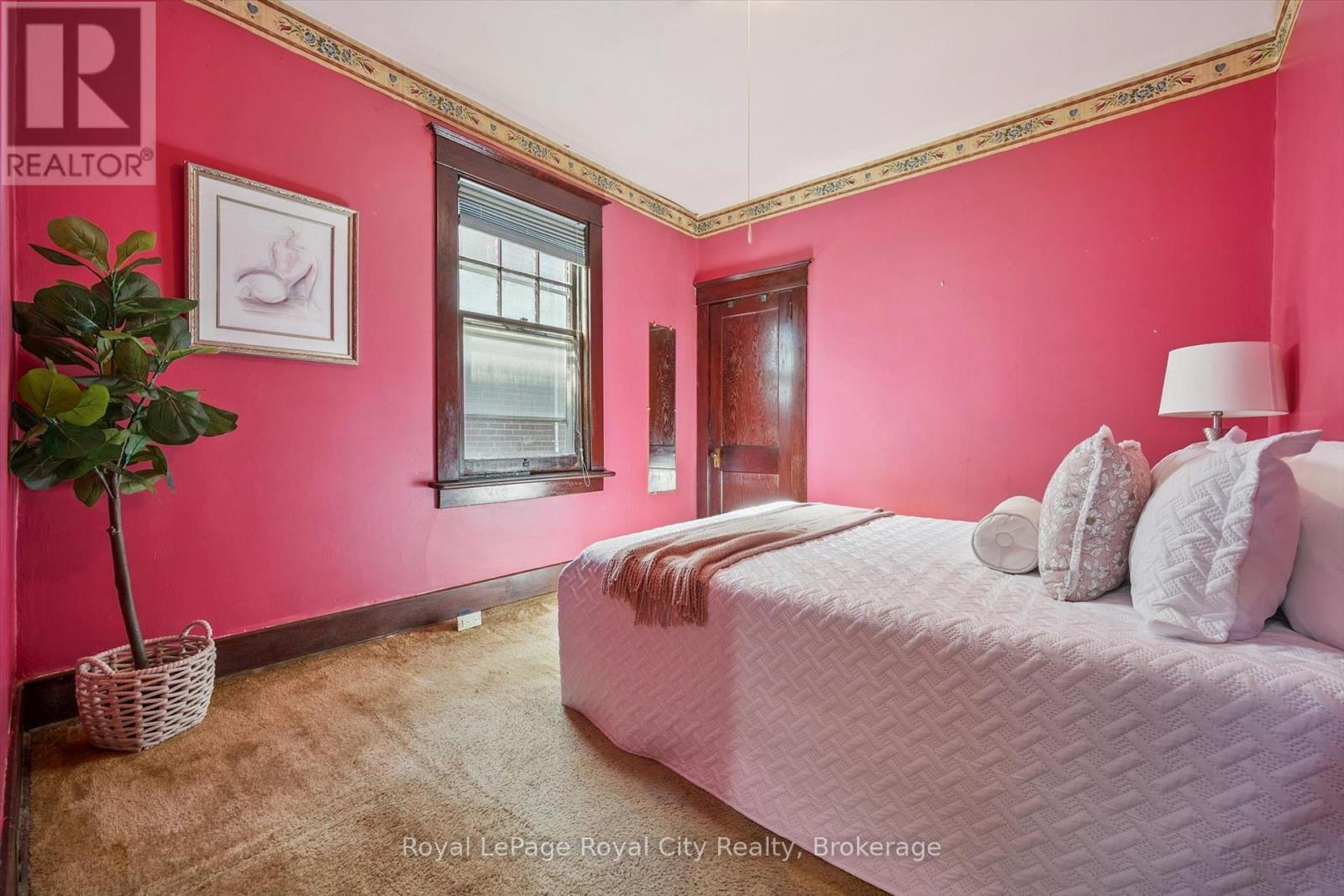 












22 BOULT AVENUE

,
Guelph (St. Patrick's Ward),




Ontario
N1E5W7


