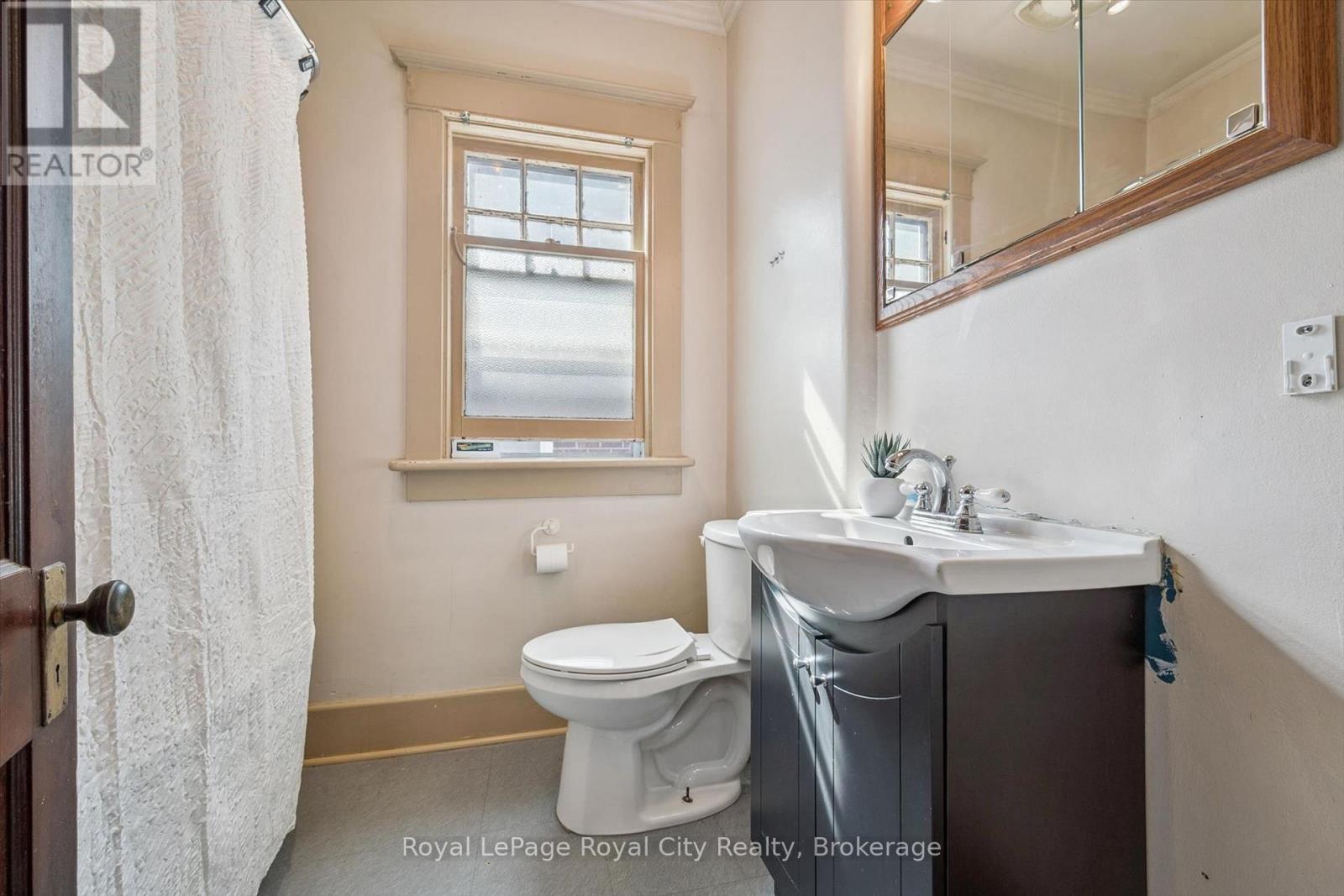 












22 BOULT AVENUE

,
Guelph (St. Patrick's Ward),




Ontario
N1E5W7

