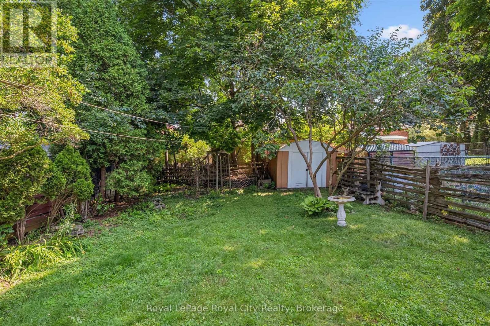 












22 BOULT AVENUE

,
Guelph (St. Patrick's Ward),




Ontario
N1E5W7

