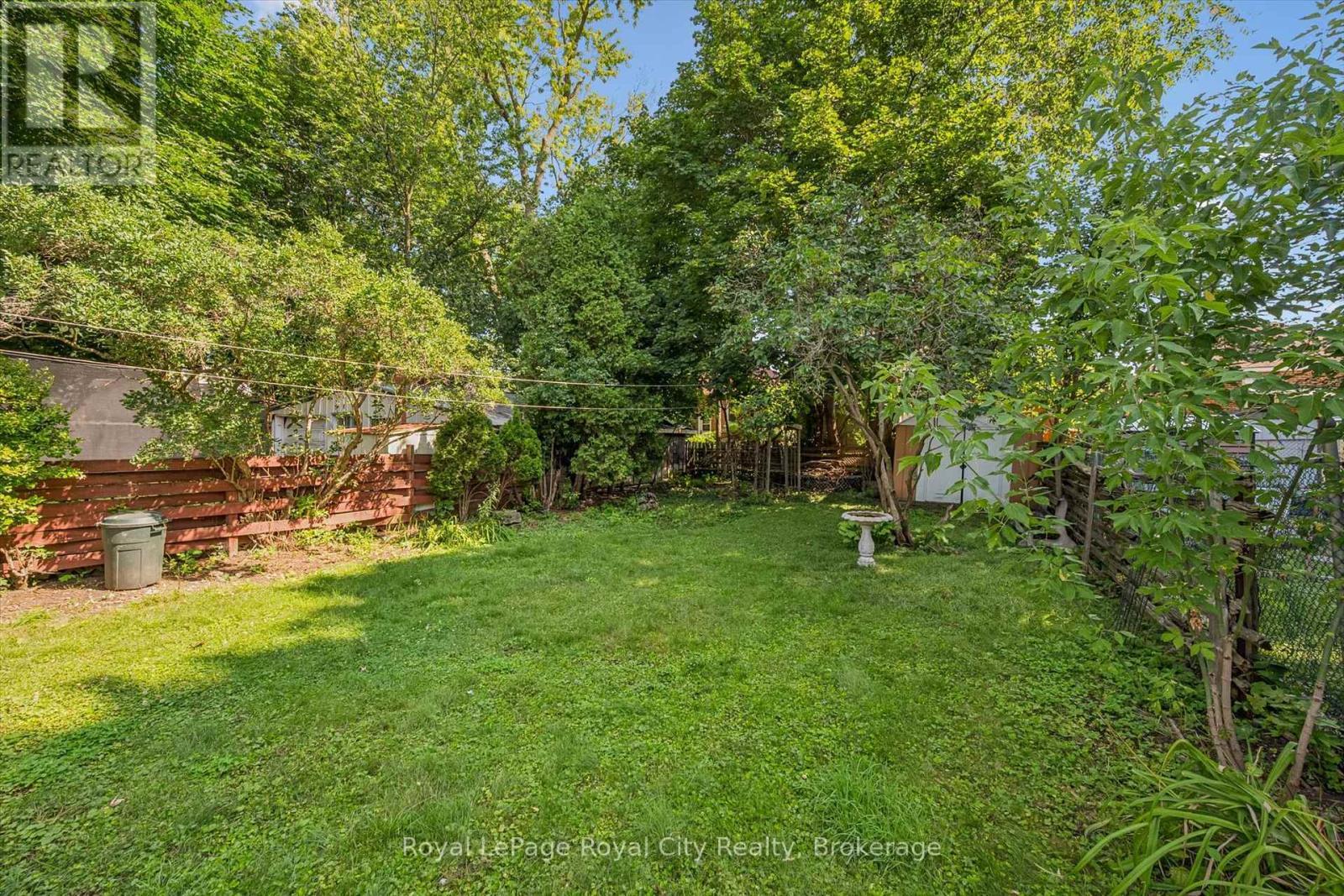 












22 BOULT AVENUE

,
Guelph (St. Patrick's Ward),




Ontario
N1E5W7

