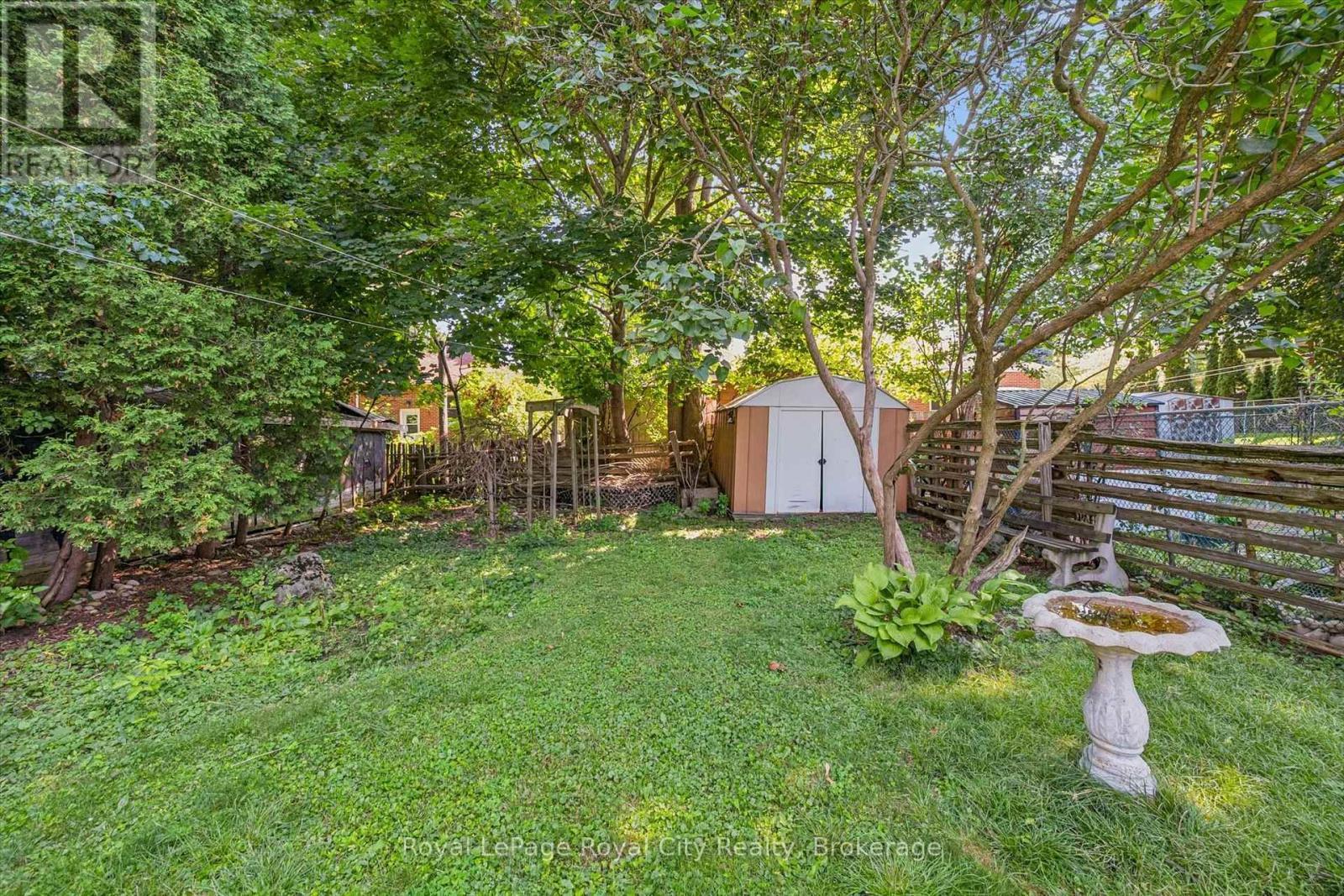 












22 BOULT AVENUE

,
Guelph (St. Patrick's Ward),




Ontario
N1E5W7

