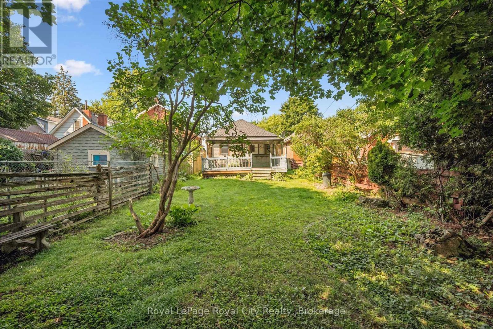 












22 BOULT AVENUE

,
Guelph (St. Patrick's Ward),




Ontario
N1E5W7

