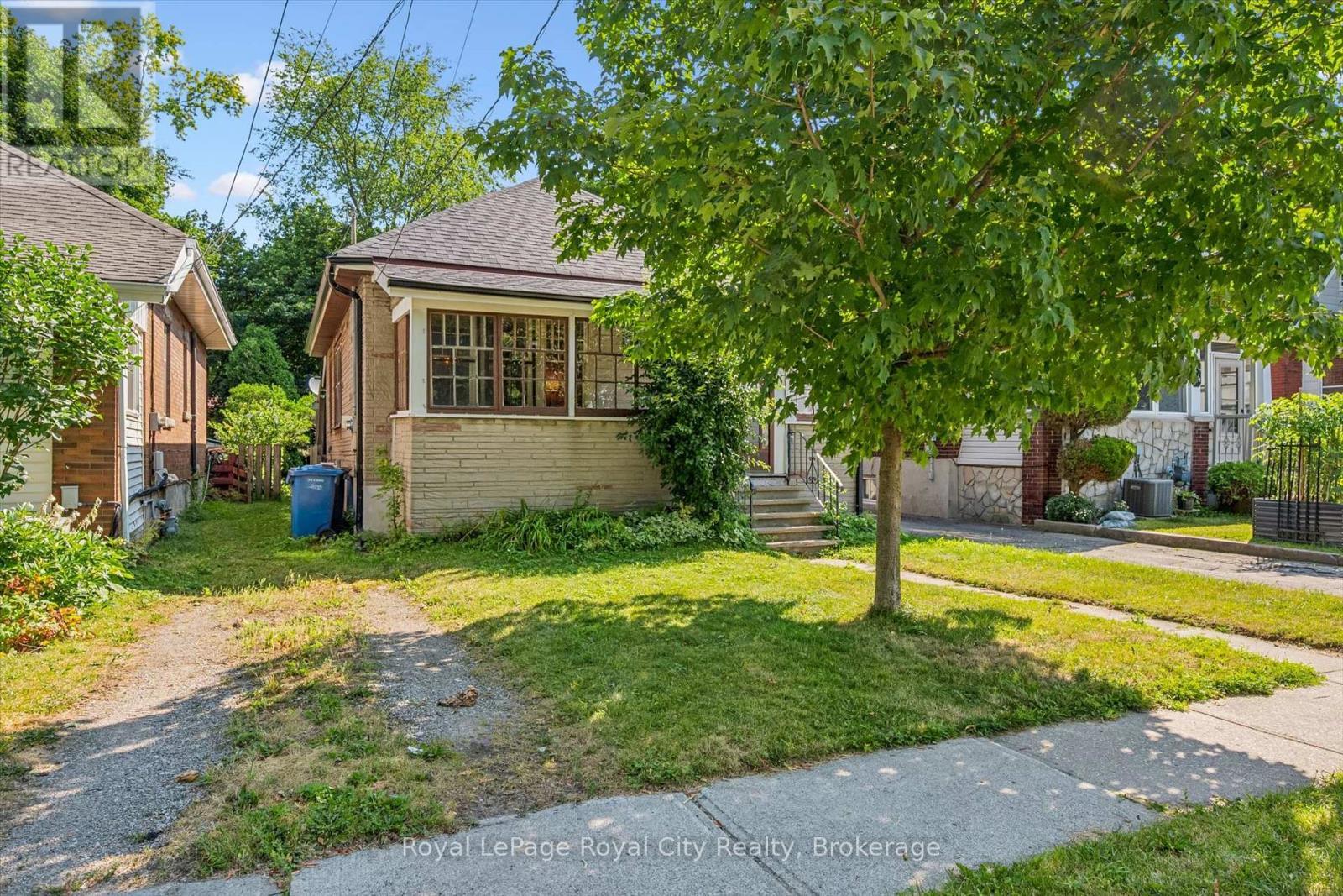 












22 BOULT AVENUE

,
Guelph (St. Patrick's Ward),




Ontario
N1E5W7

