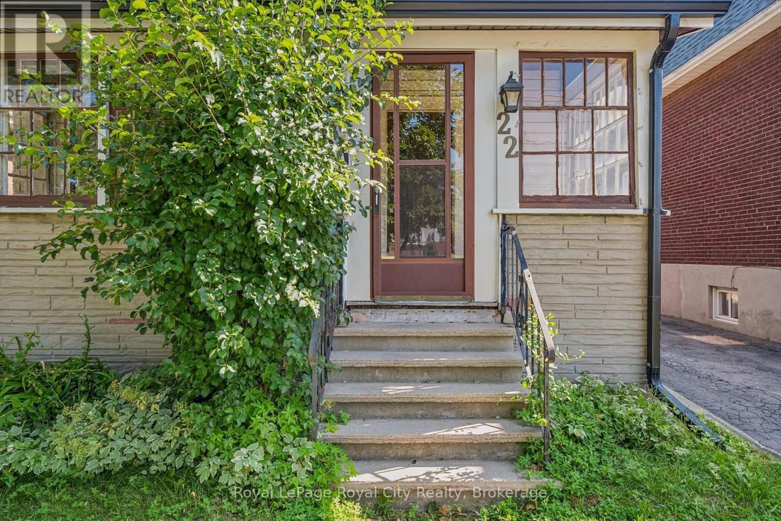 












22 BOULT AVENUE

,
Guelph (St. Patrick's Ward),




Ontario
N1E5W7

