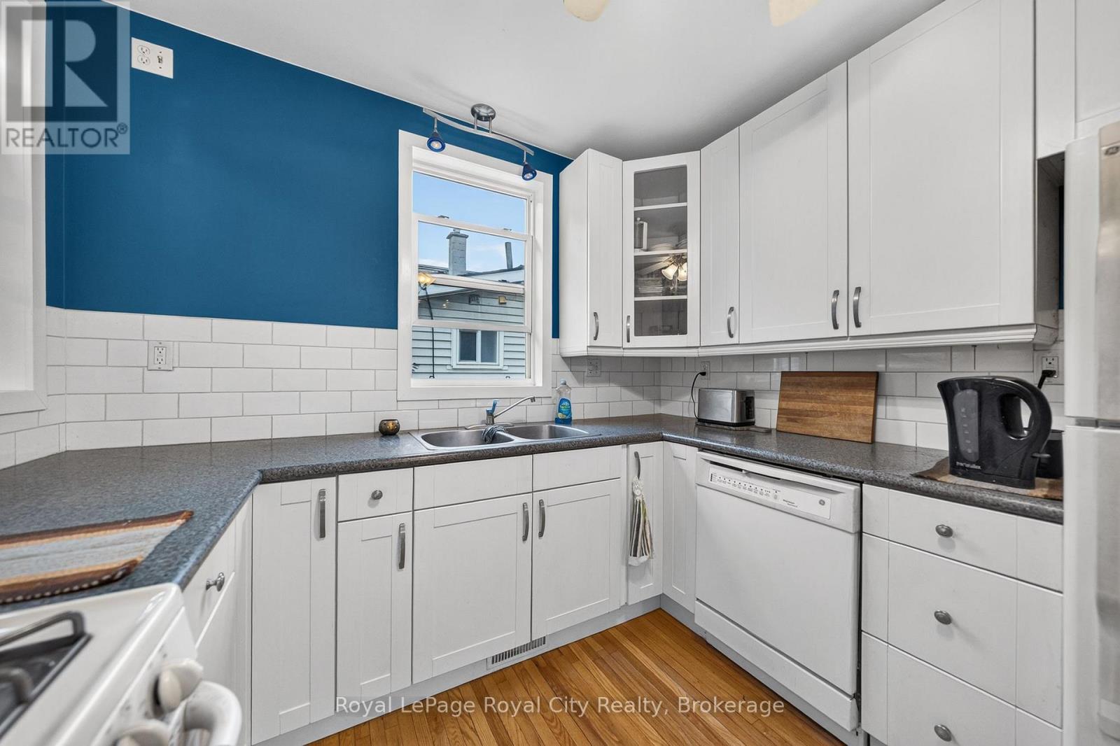 












19 WALTER STREET

,
Guelph (St. Patrick's Ward),




Ontario
N1E5N9

