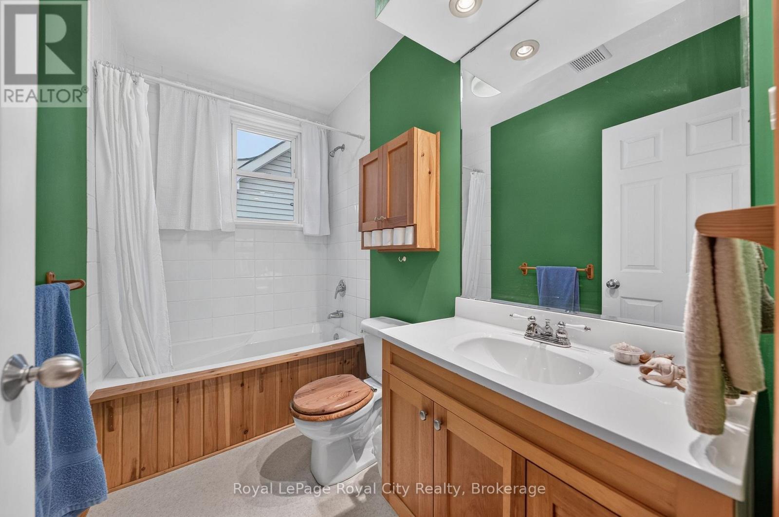 












19 WALTER STREET

,
Guelph (St. Patrick's Ward),




Ontario
N1E5N9

