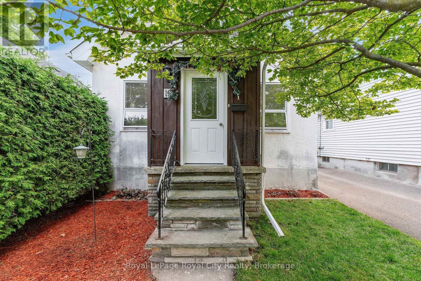 












19 WALTER STREET

,
Guelph (St. Patrick's Ward),




Ontario
N1E5N9

