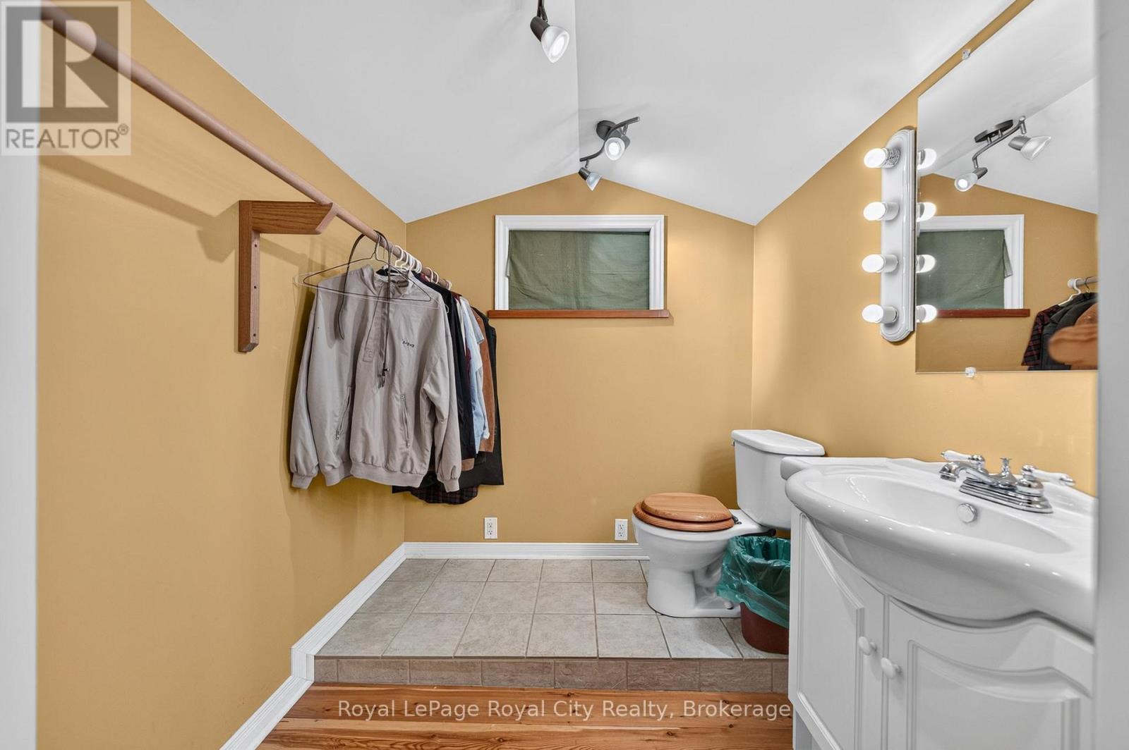 












19 WALTER STREET

,
Guelph (St. Patrick's Ward),




Ontario
N1E5N9

