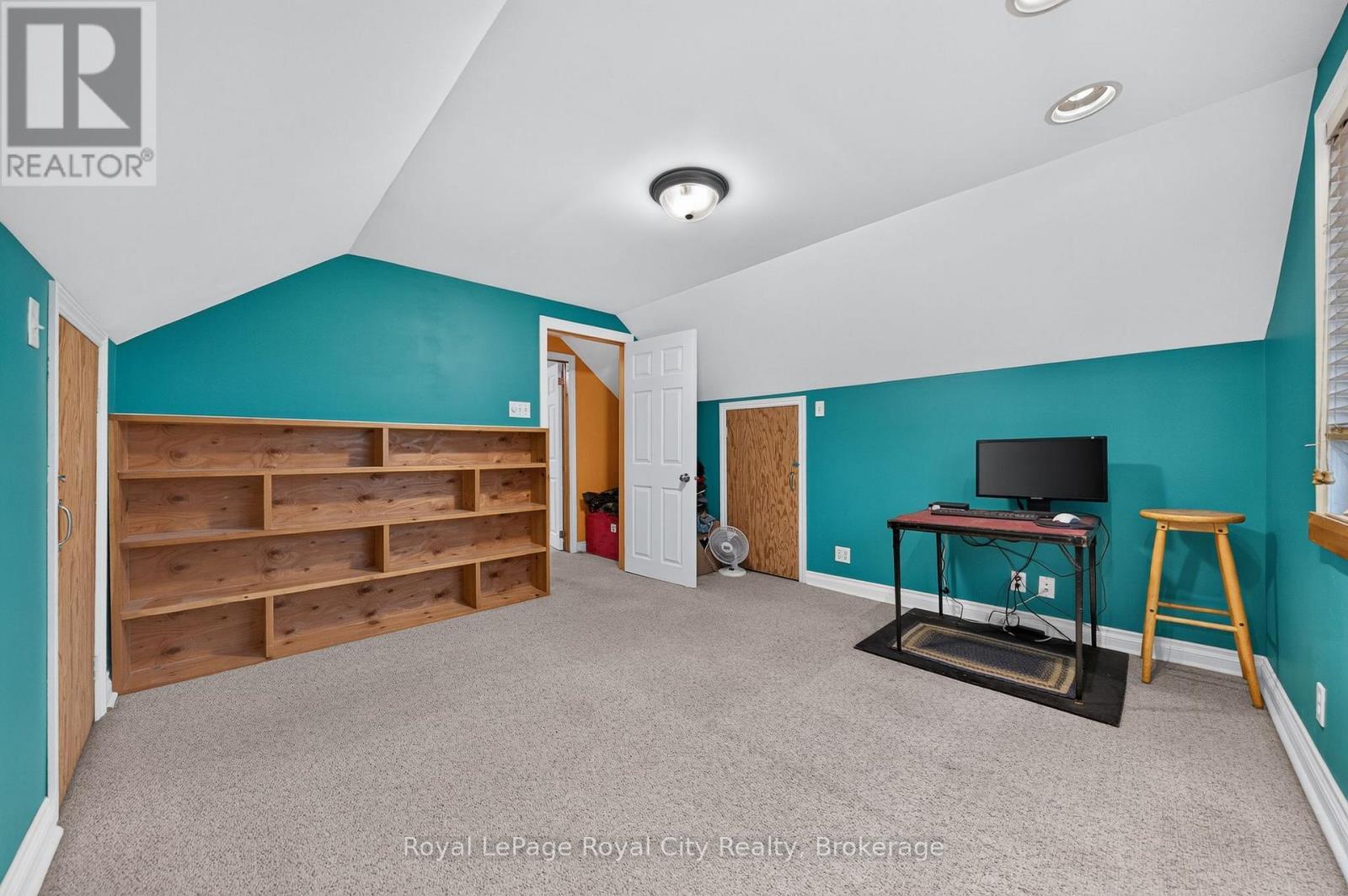 












19 WALTER STREET

,
Guelph (St. Patrick's Ward),




Ontario
N1E5N9

