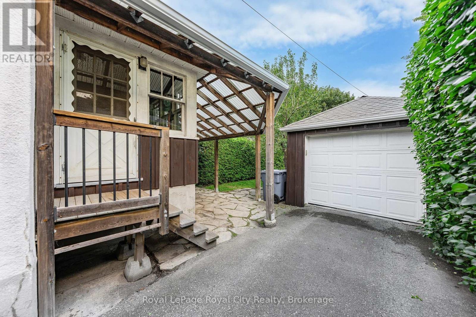 












19 WALTER STREET

,
Guelph (St. Patrick's Ward),




Ontario
N1E5N9

