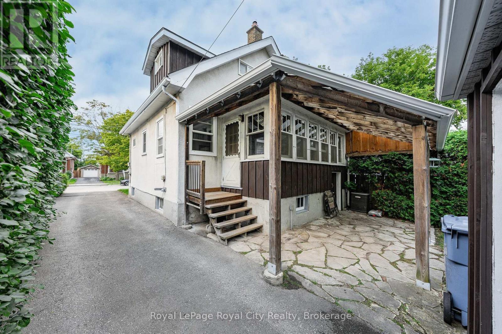












19 WALTER STREET

,
Guelph (St. Patrick's Ward),




Ontario
N1E5N9

