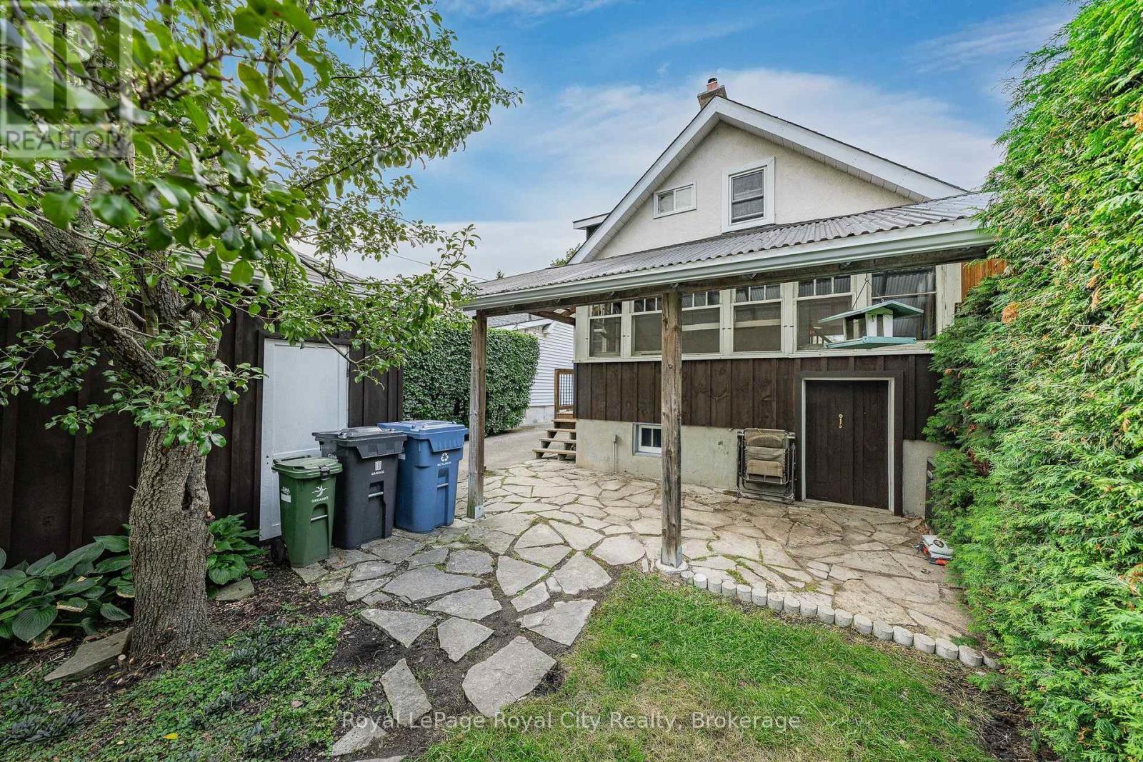 












19 WALTER STREET

,
Guelph (St. Patrick's Ward),




Ontario
N1E5N9


