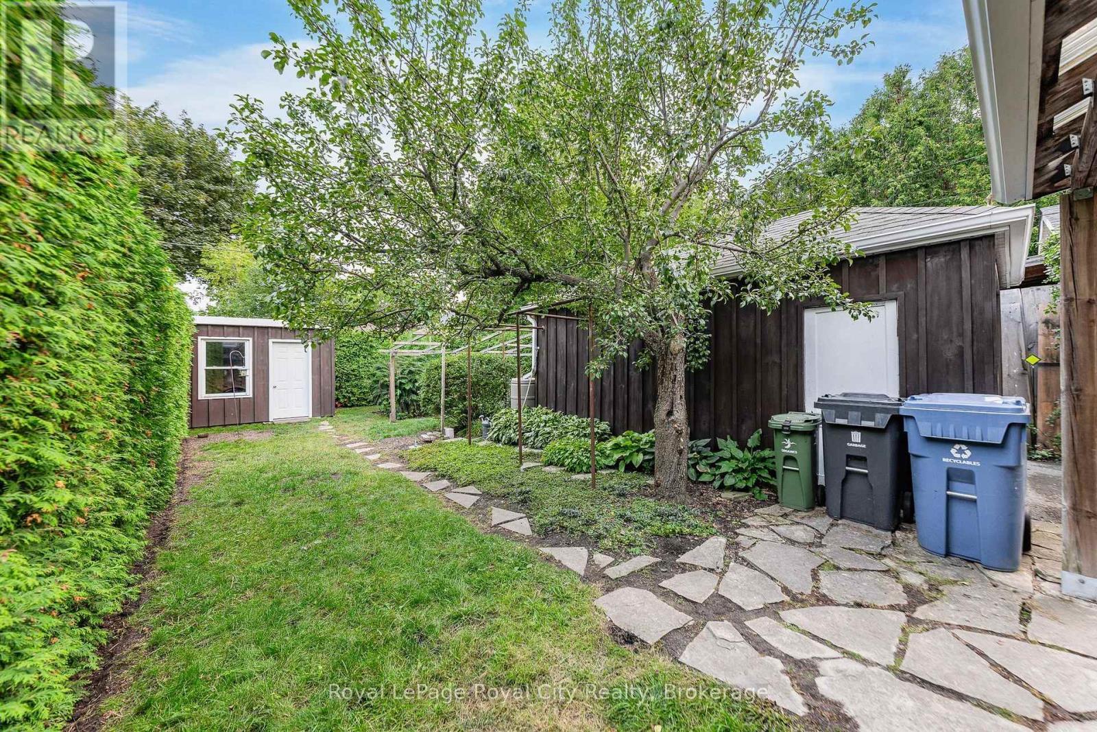












19 WALTER STREET

,
Guelph (St. Patrick's Ward),




Ontario
N1E5N9

