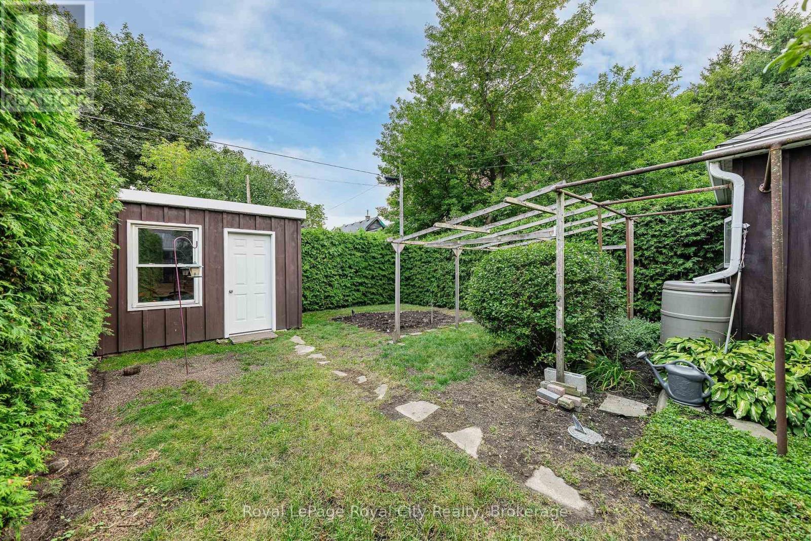 












19 WALTER STREET

,
Guelph (St. Patrick's Ward),




Ontario
N1E5N9

