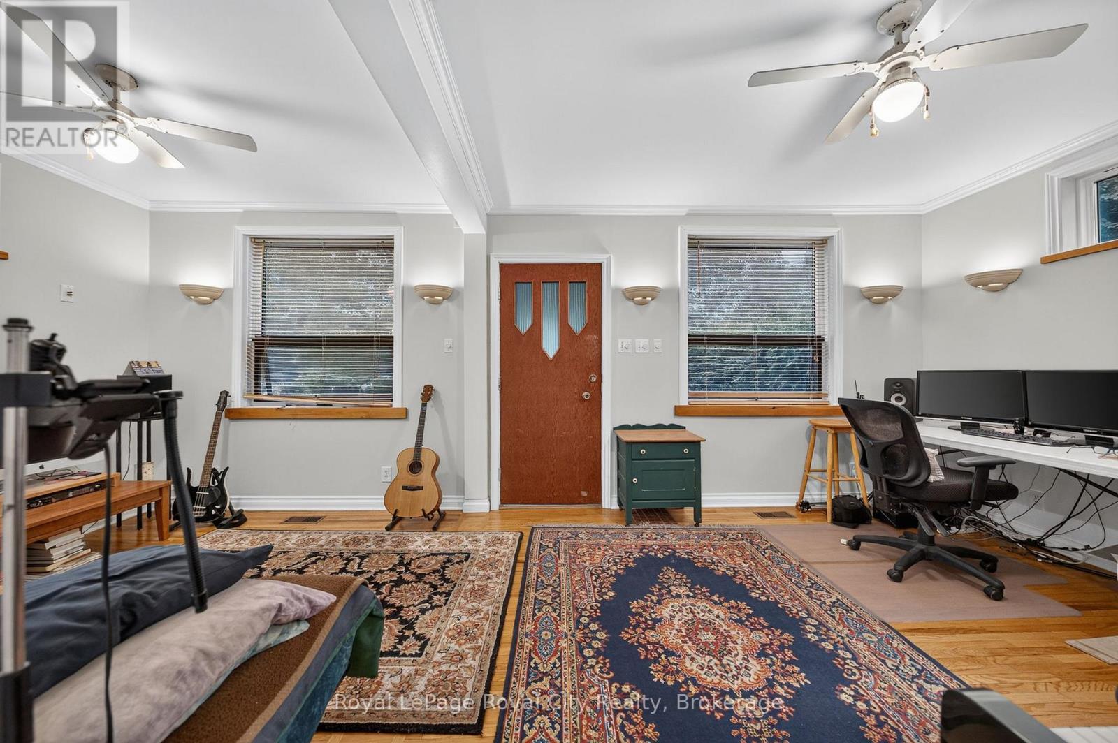 












19 WALTER STREET

,
Guelph (St. Patrick's Ward),




Ontario
N1E5N9

