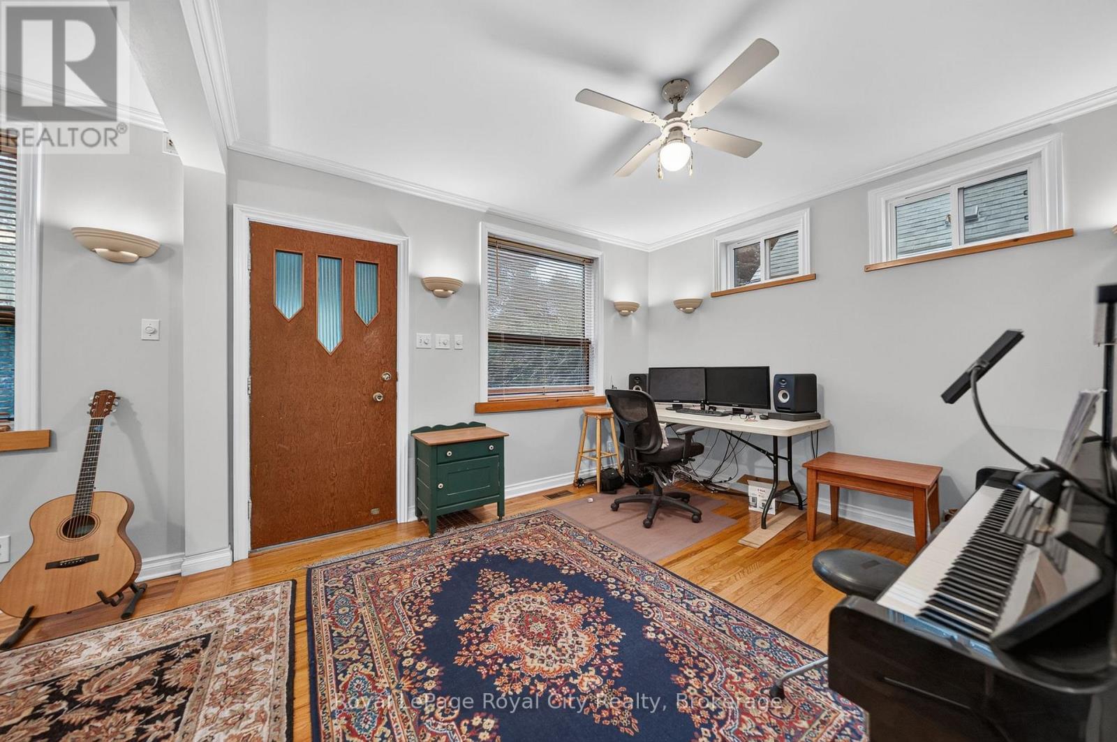 












19 WALTER STREET

,
Guelph (St. Patrick's Ward),




Ontario
N1E5N9

