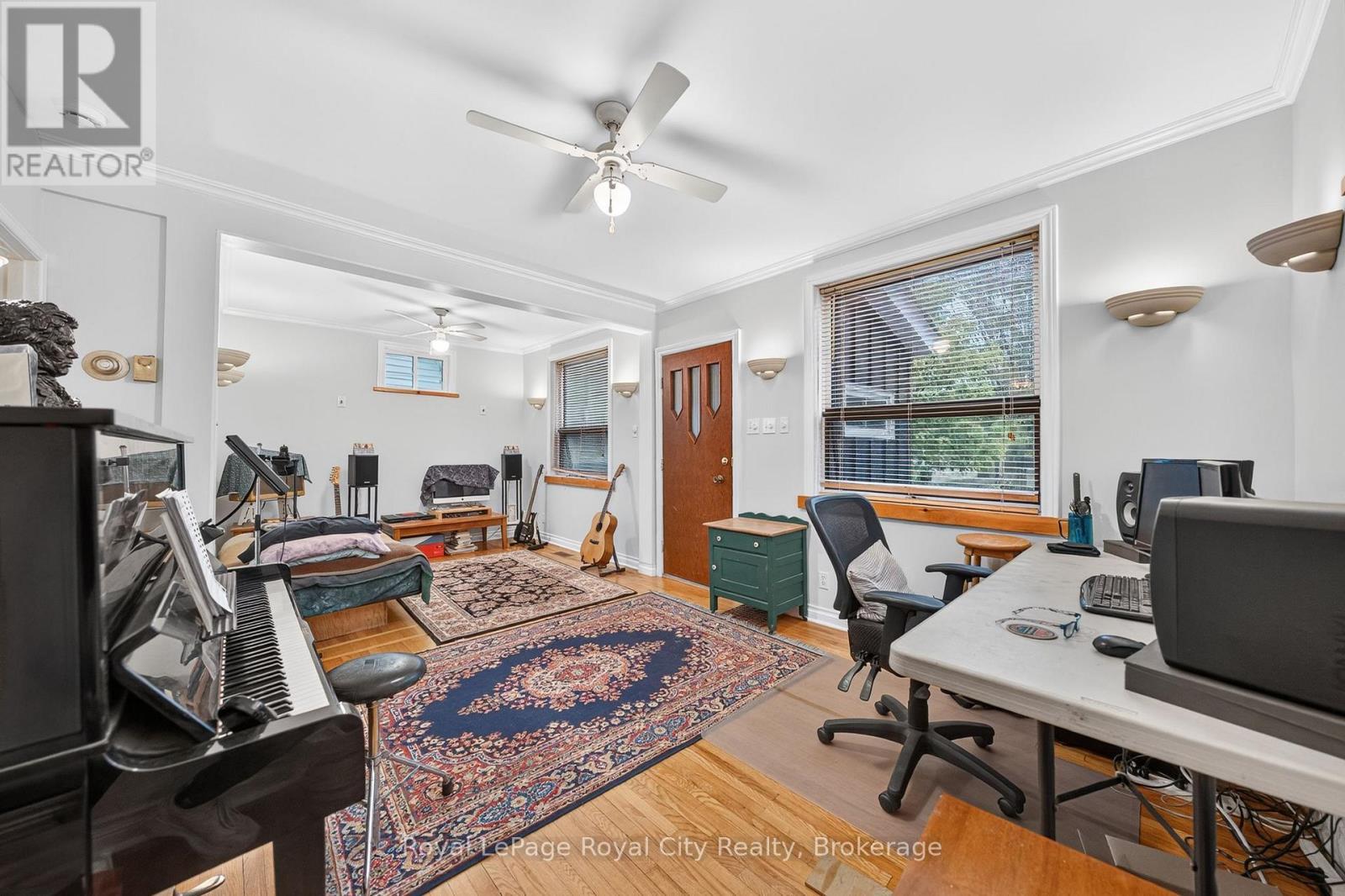 












19 WALTER STREET

,
Guelph (St. Patrick's Ward),




Ontario
N1E5N9

