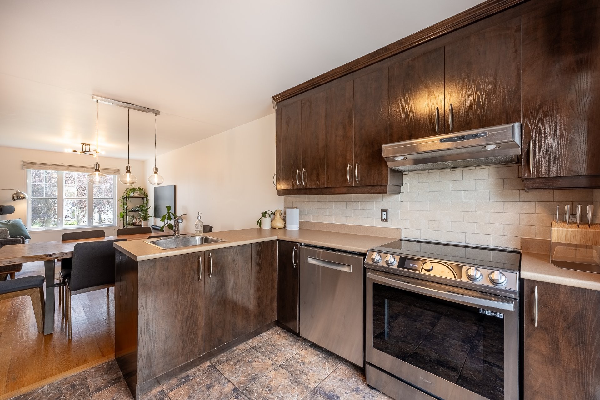 









247


Rue des Cygnes

,
Saint-Amable,




QC
J0L1N0

