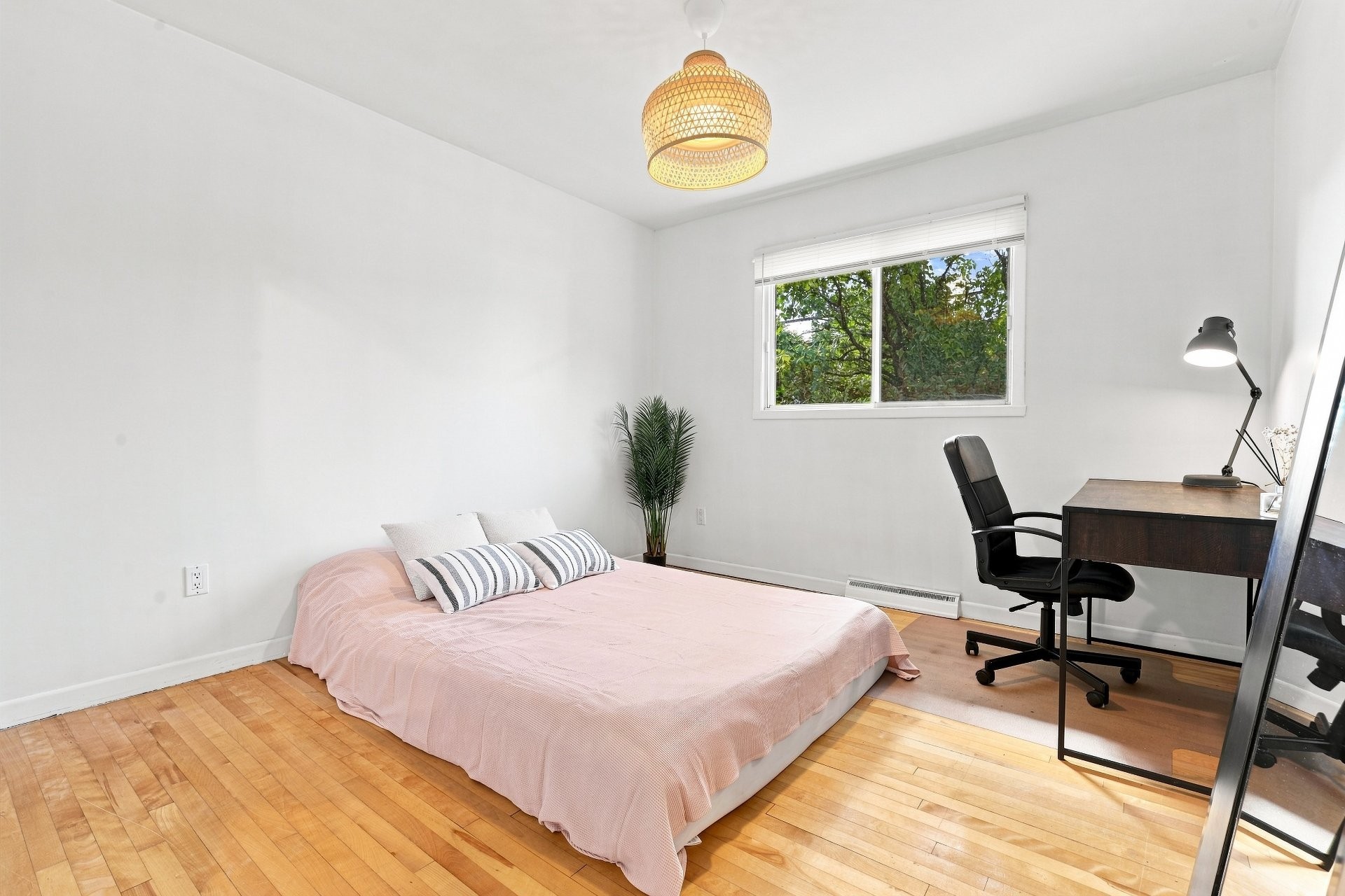 









2735


Rue Cornwall

,
Longueuil (Saint-Hubert),




QC
J3Y5G3

