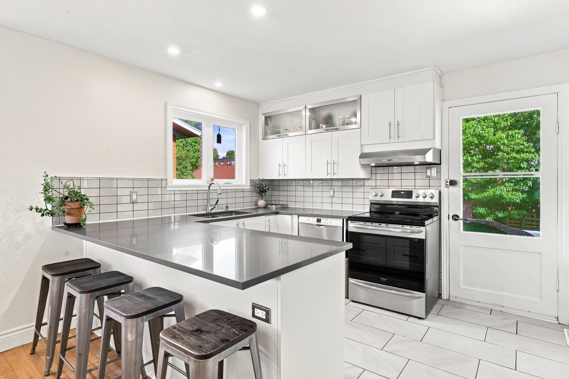 









2735


Rue Cornwall

,
Longueuil (Saint-Hubert),




QC
J3Y5G3

