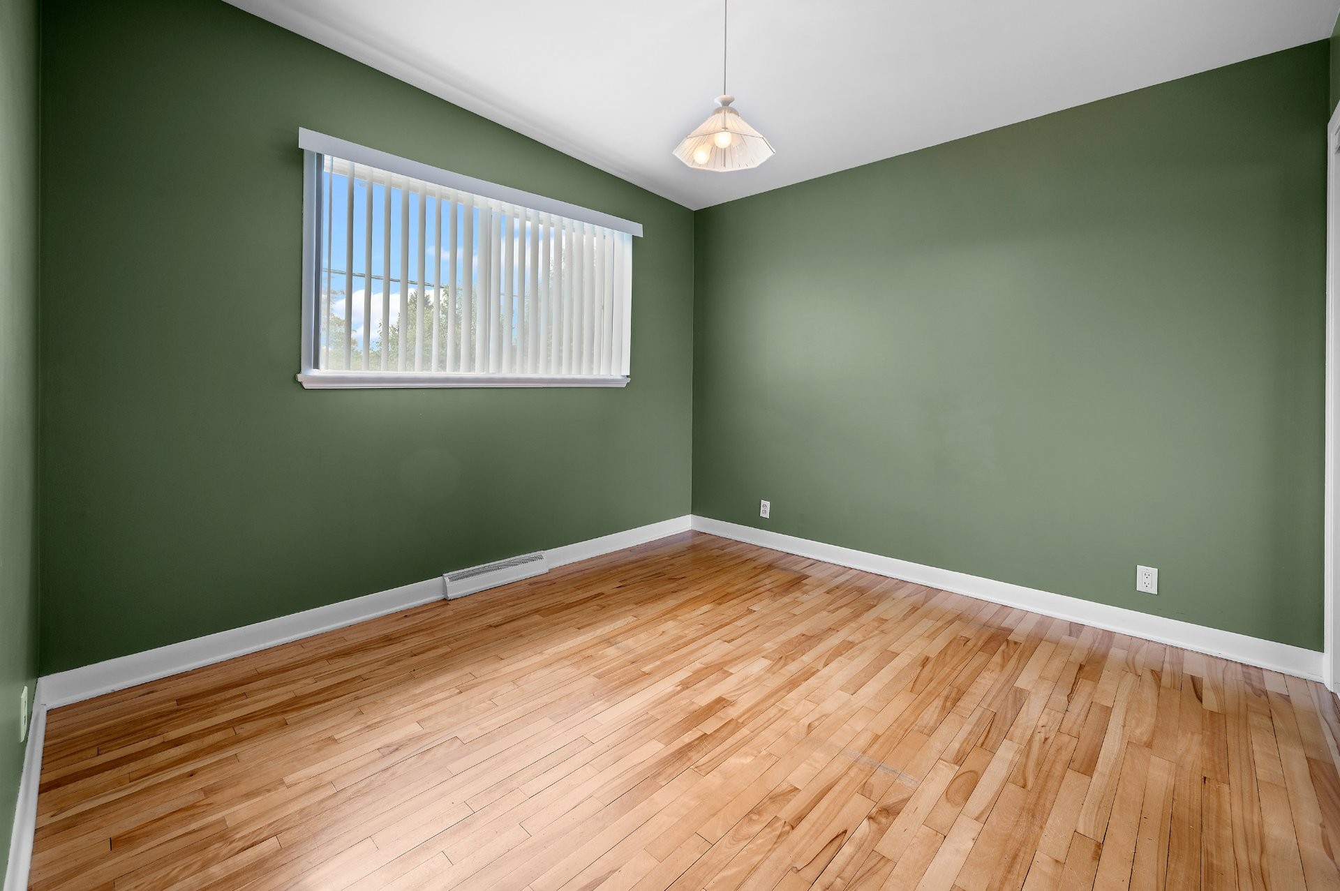 









104


Rue des Bolets

,
Lévis (Desjardins),




QC
G6V2H1

