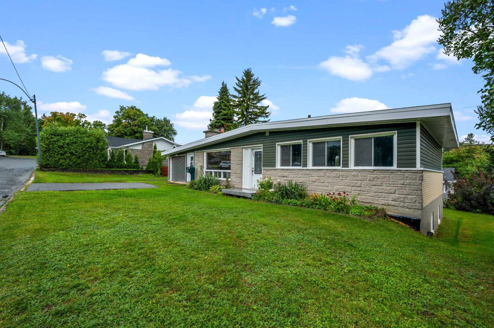 









104


Rue des Bolets

,
Lévis (Desjardins),




QC
G6V2H1

