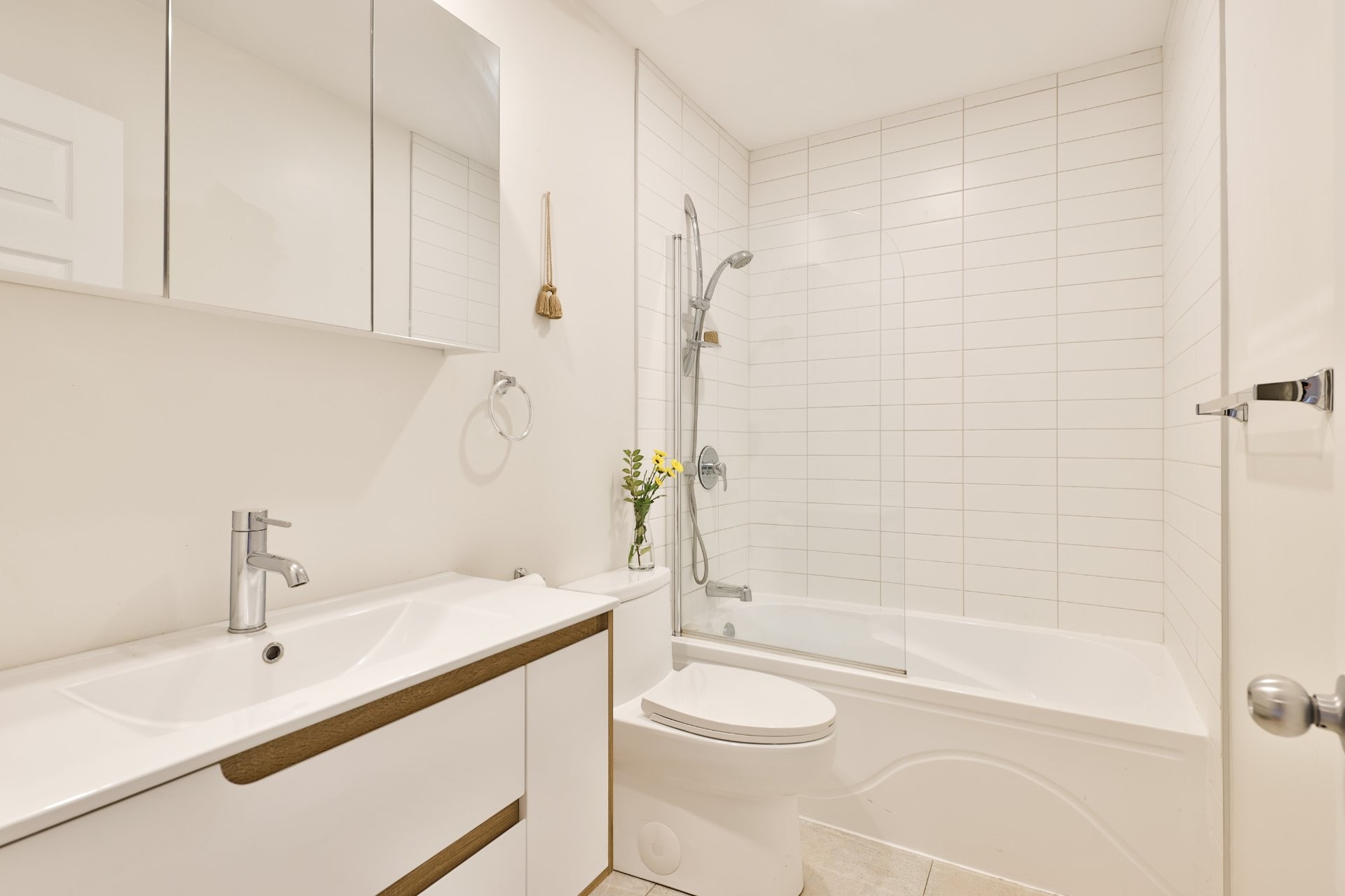 









1323


Boul. Jolibourg

,
Laval (Sainte-Dorothée),




QC
H7Y1W8

