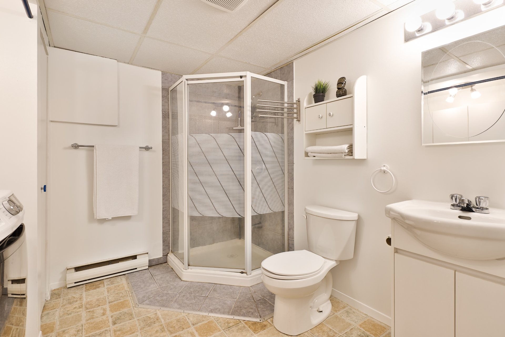 









1323


Boul. Jolibourg

,
Laval (Sainte-Dorothée),




QC
H7Y1W8

