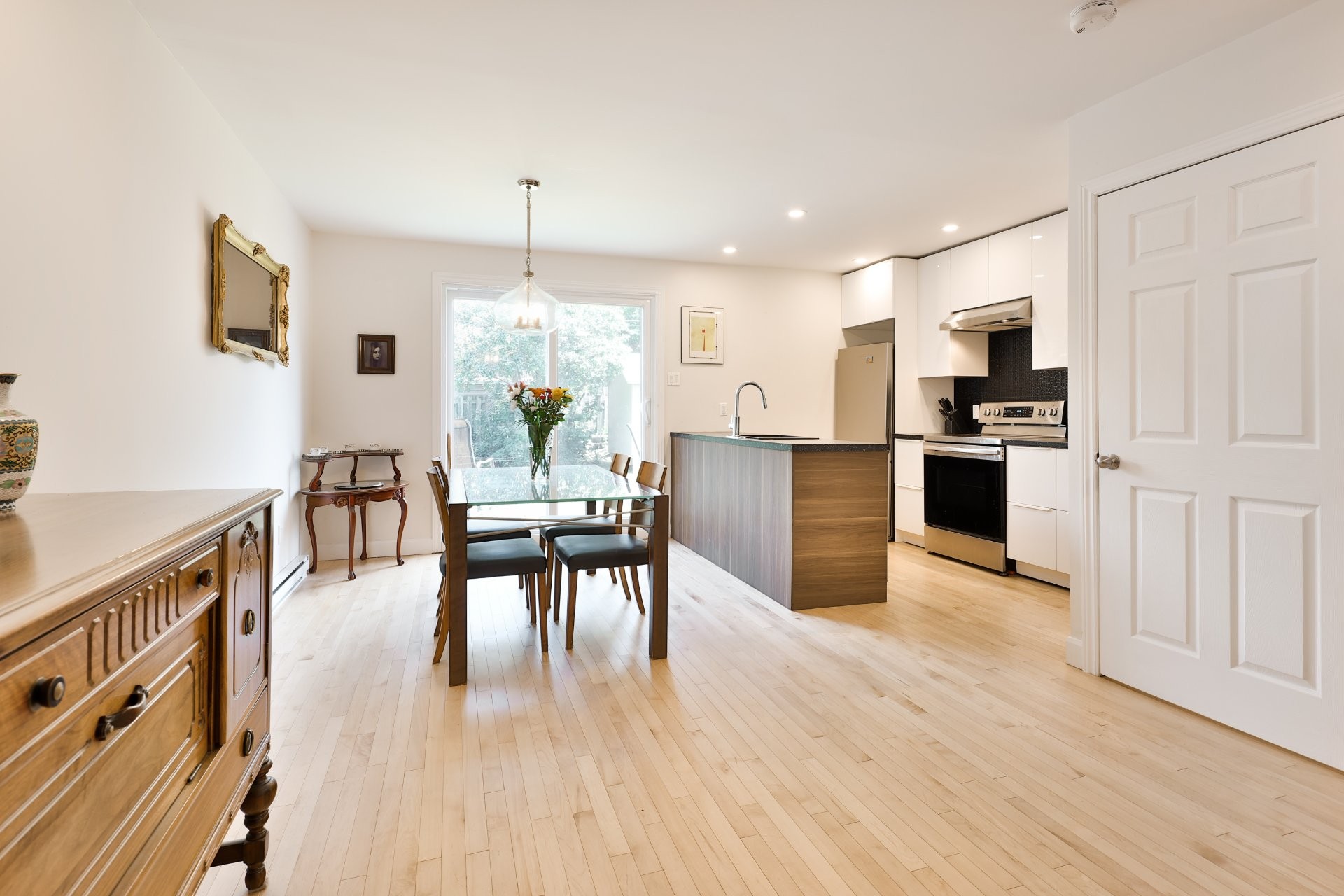 









1323


Boul. Jolibourg

,
Laval (Sainte-Dorothée),




QC
H7Y1W8

