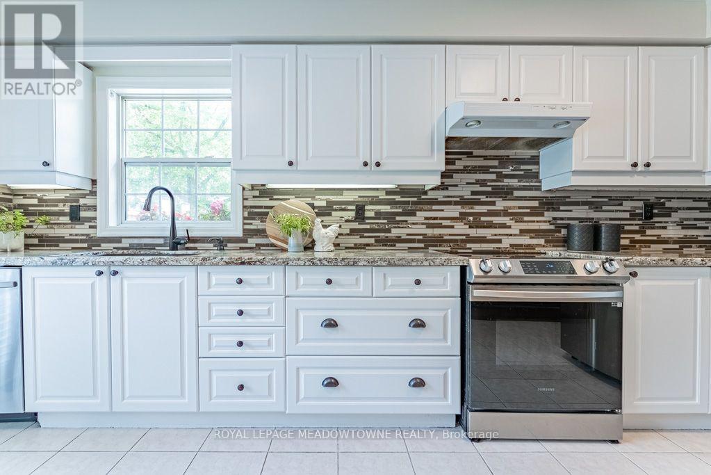 












1116 BARCLAY CIRCLE

,
Milton,




Ontario
L9T5W4

