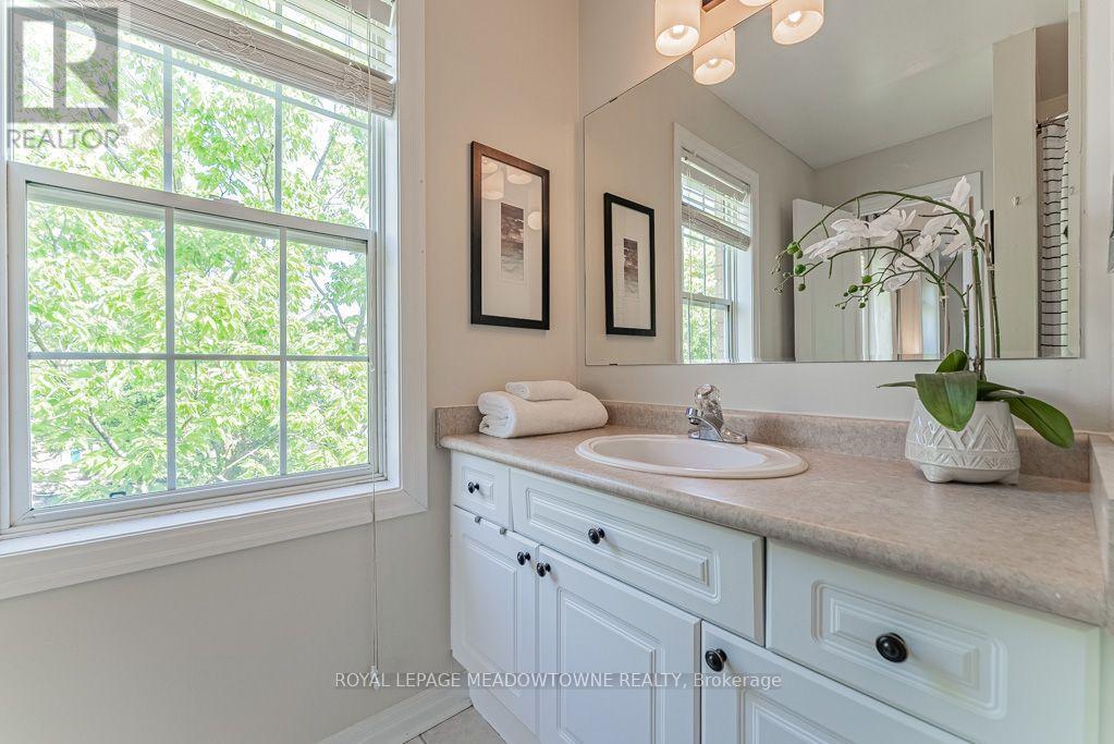 












1116 BARCLAY CIRCLE

,
Milton,




Ontario
L9T5W4

